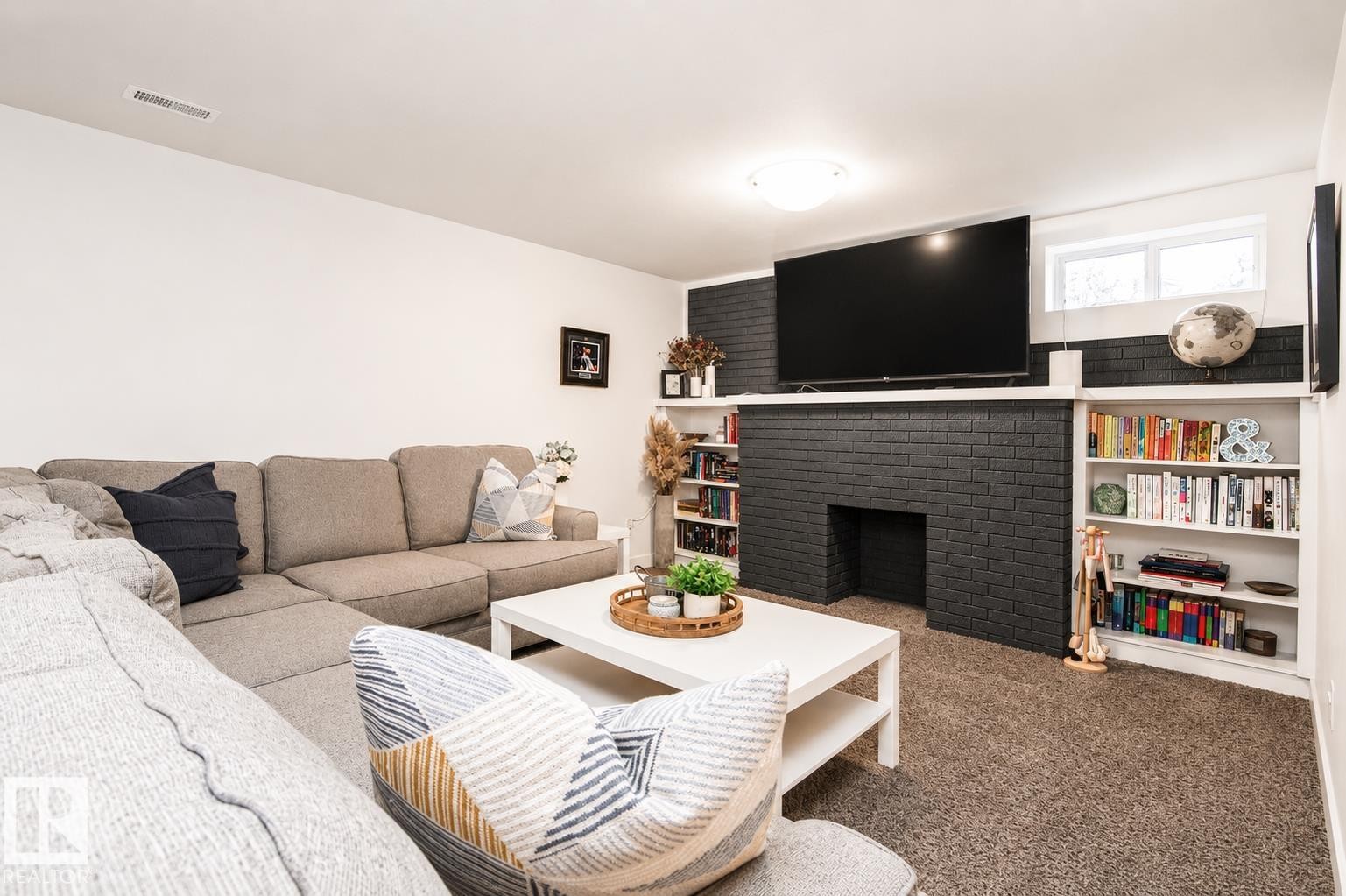 4904 103 Avenue, Edmonton, AB - Indoor Photo Showing Living Room