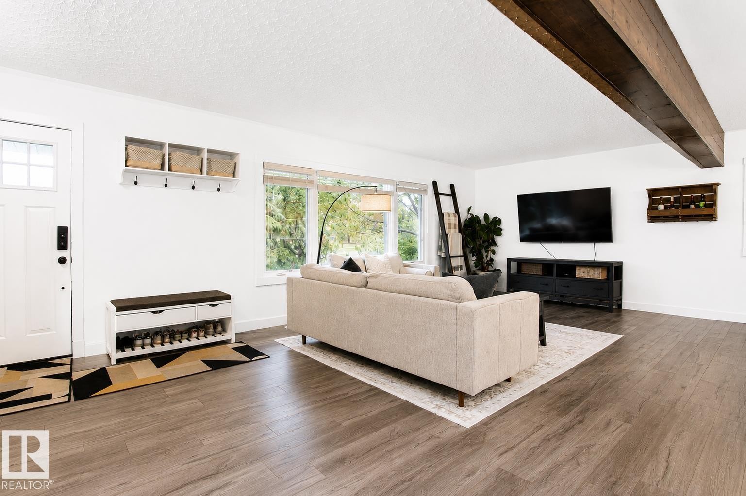 4904 103 Avenue, Edmonton, AB - Indoor Photo Showing Living Room