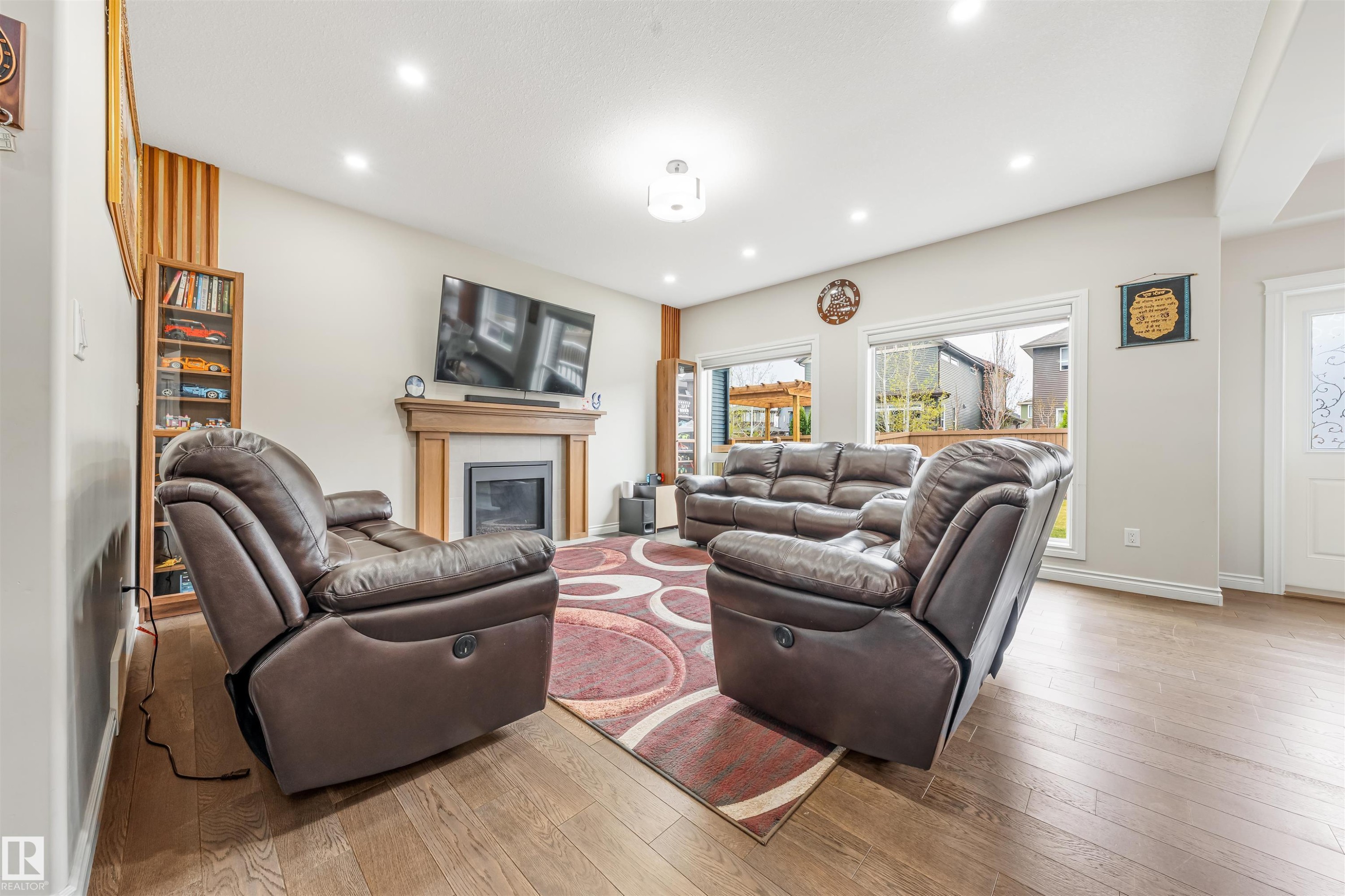 5907 19 Avenue, Edmonton, AB - Indoor Photo Showing Living Room With Fireplace
