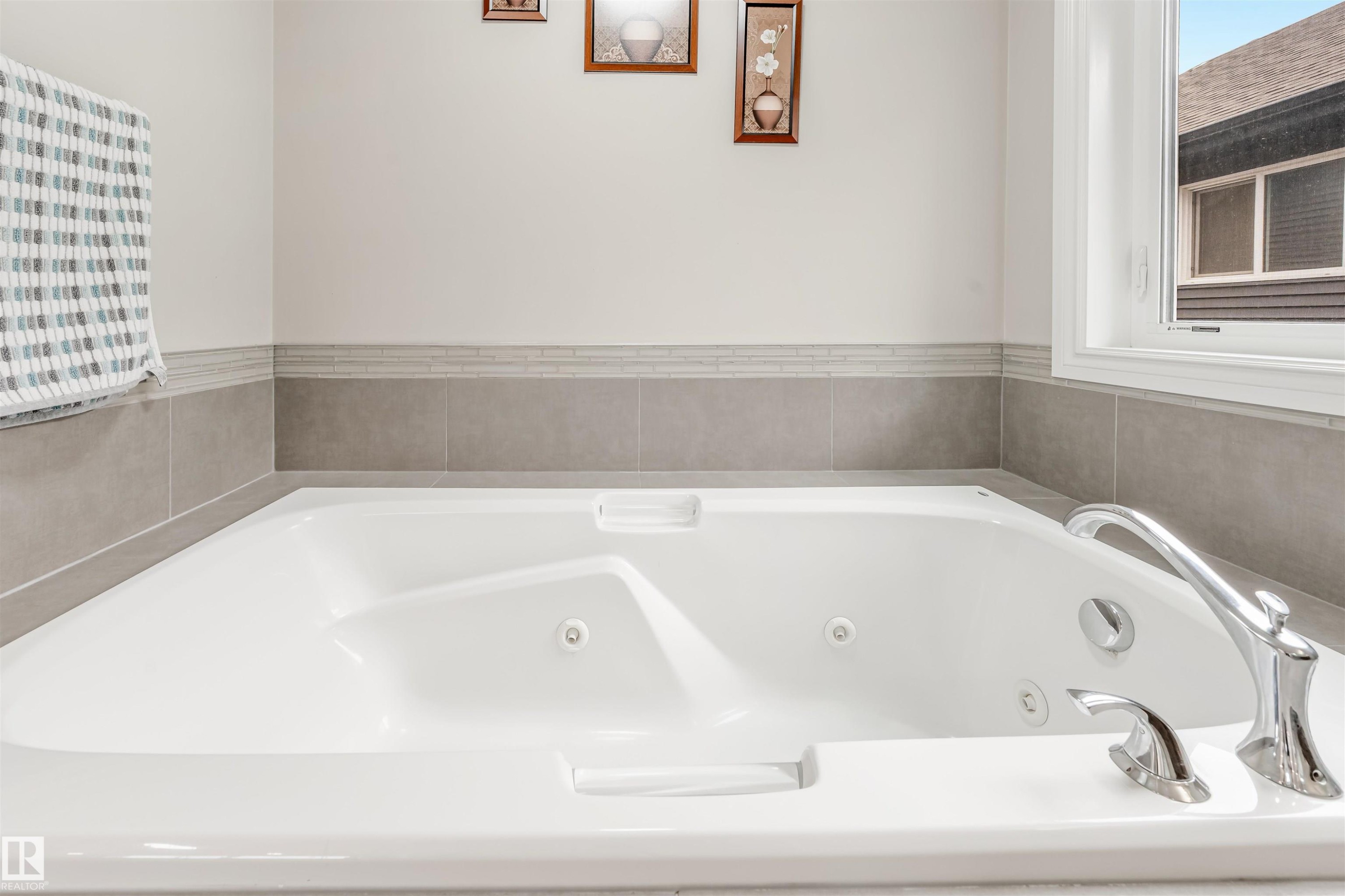 5907 19 Avenue, Edmonton, AB - Indoor Photo Showing Bathroom