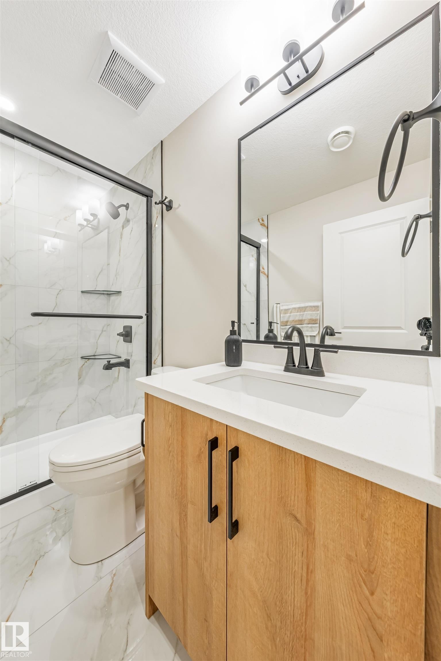 5907 19 Avenue, Edmonton, AB - Indoor Photo Showing Bathroom