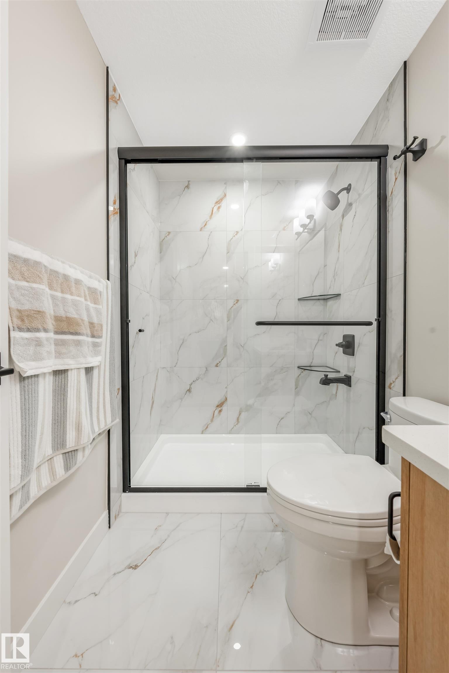 5907 19 Avenue, Edmonton, AB - Indoor Photo Showing Bathroom
