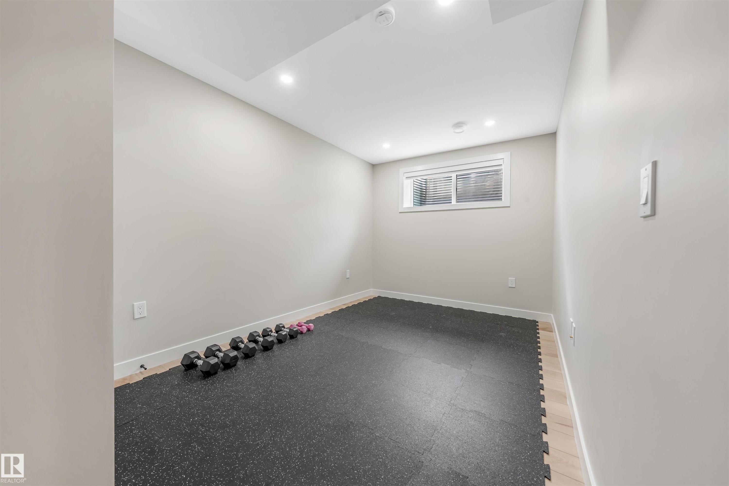 5907 19 Avenue, Edmonton, AB - Indoor Photo Showing Other Room