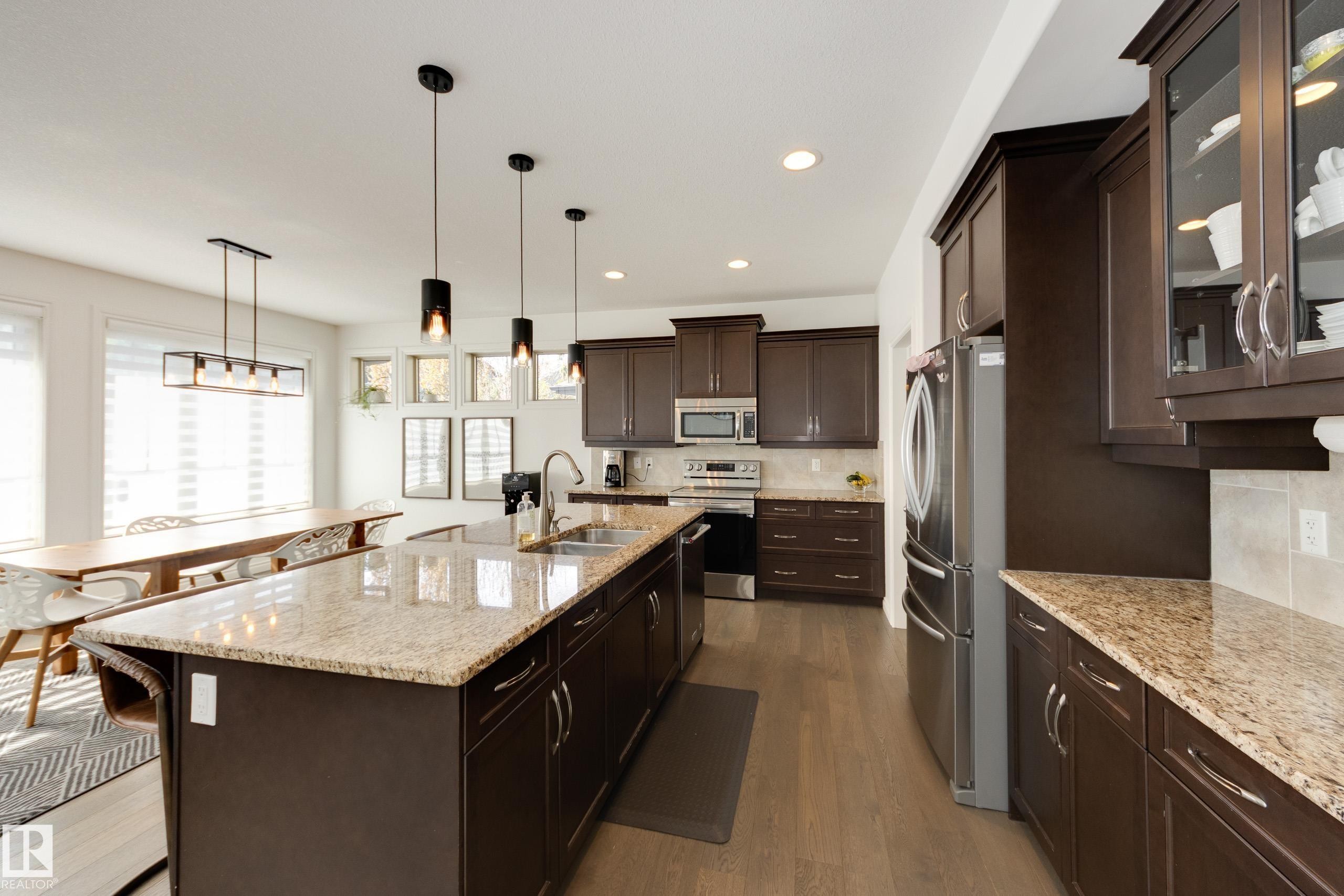 835 Armitage Wynd, Edmonton, AB - Indoor Photo Showing Kitchen With Double Sink With Upgraded Kitchen