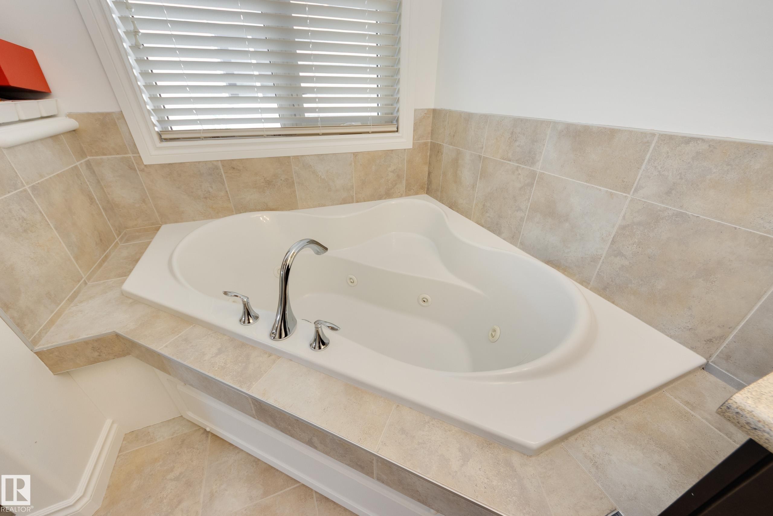 835 Armitage Wynd, Edmonton, AB - Indoor Photo Showing Bathroom