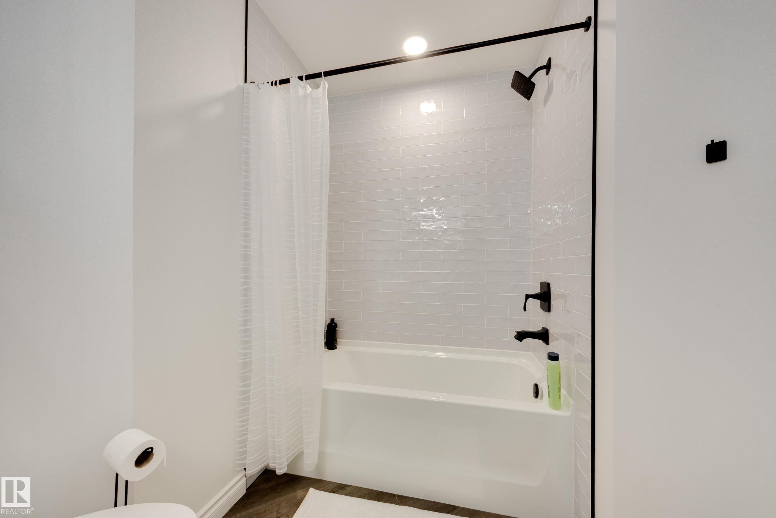835 Armitage Wynd, Edmonton, AB - Indoor Photo Showing Bathroom