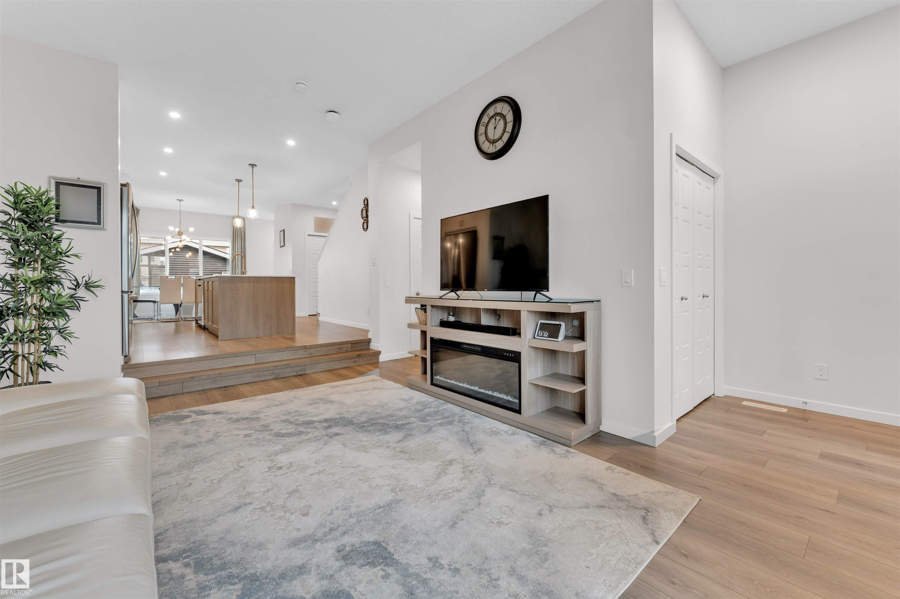 3607 6 Avenue, Edmonton, AB - Indoor Photo Showing Living Room
