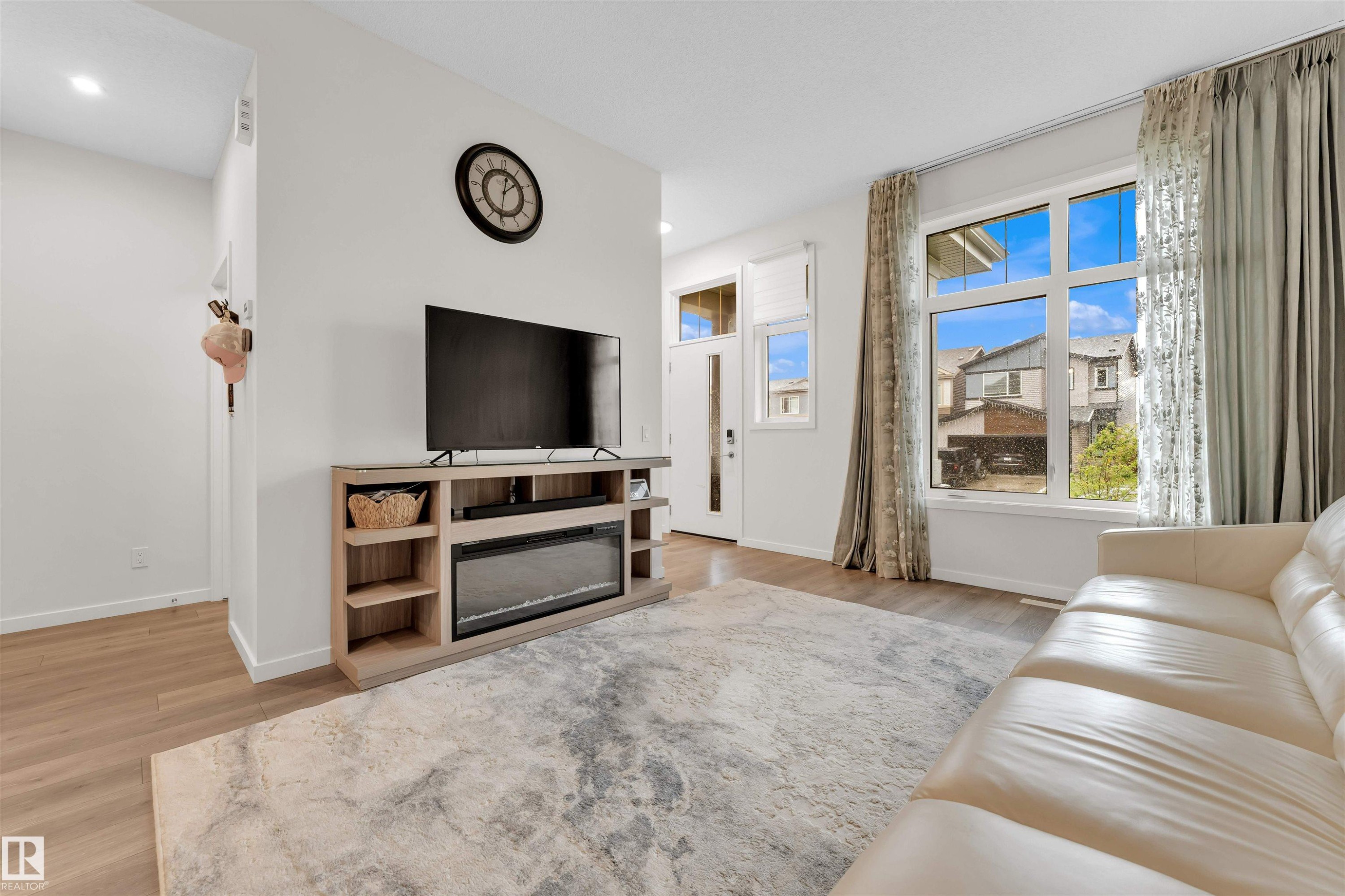 3607 6 Avenue, Edmonton, AB - Indoor Photo Showing Living Room