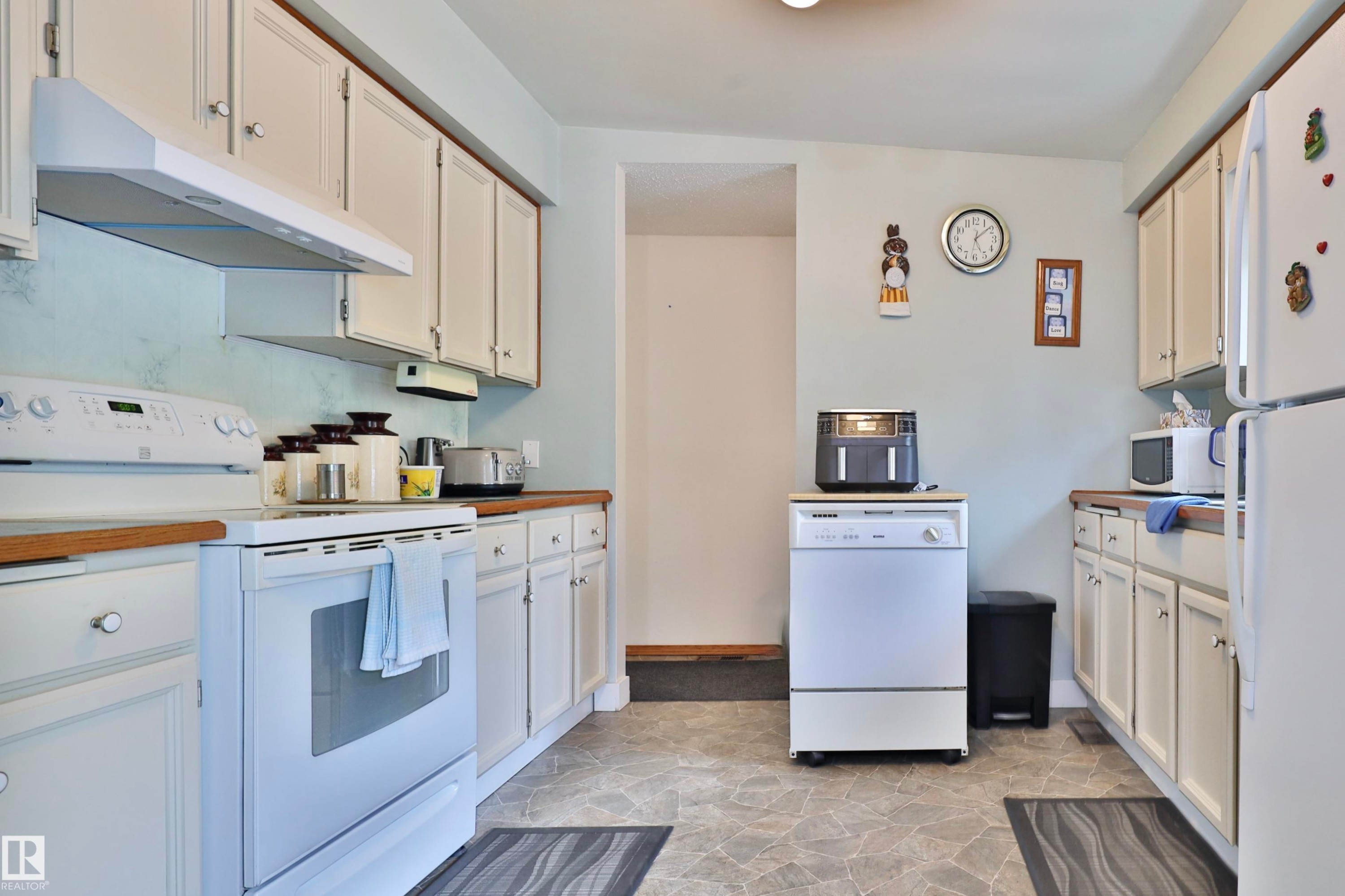 144 Cameron Crescent, Wetaskiwin, AB - Indoor Photo Showing Kitchen