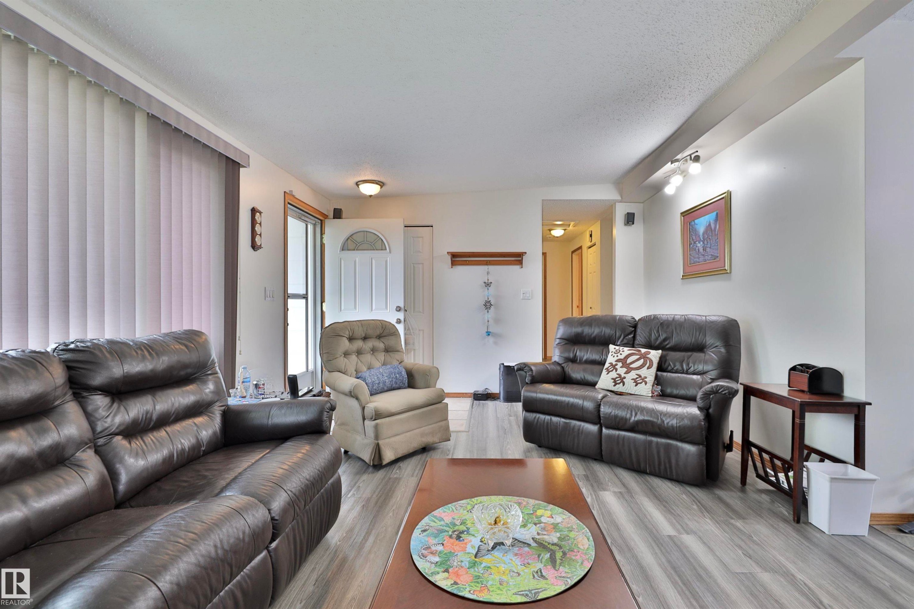 144 Cameron Crescent, Wetaskiwin, AB - Indoor Photo Showing Living Room