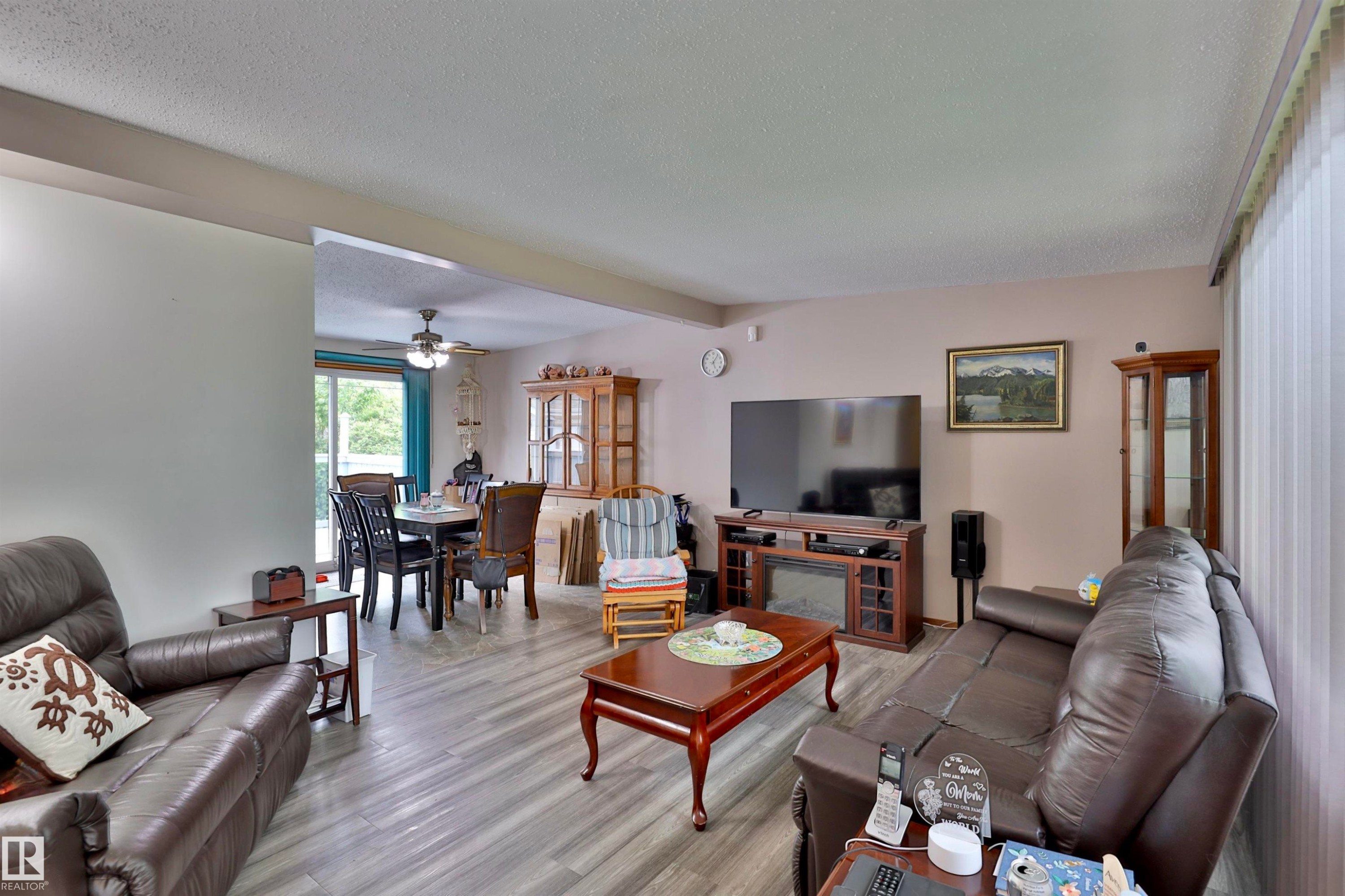 144 Cameron Crescent, Wetaskiwin, AB - Indoor Photo Showing Living Room