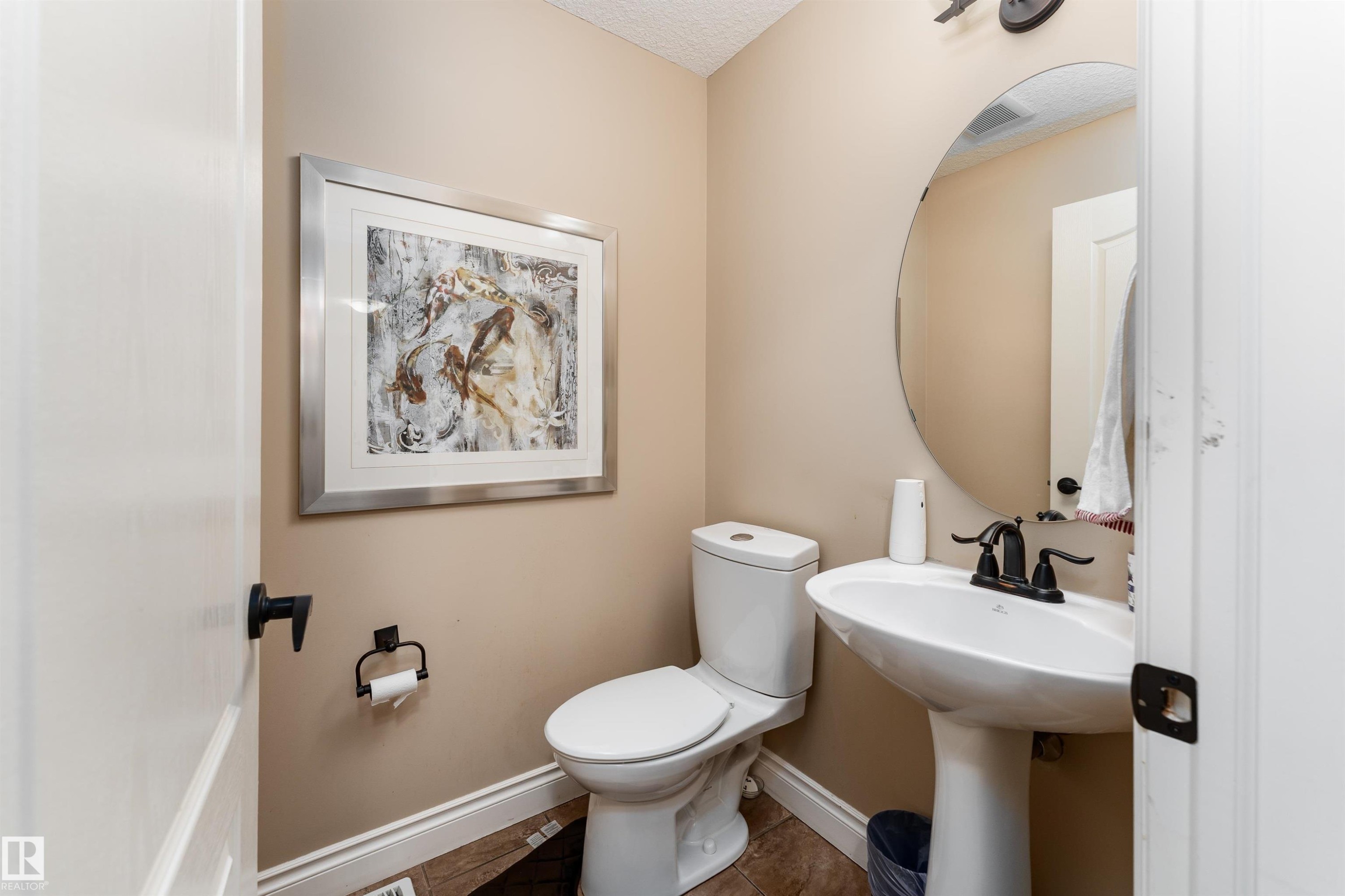729 37A Avenue, Edmonton, AB - Indoor Photo Showing Bathroom