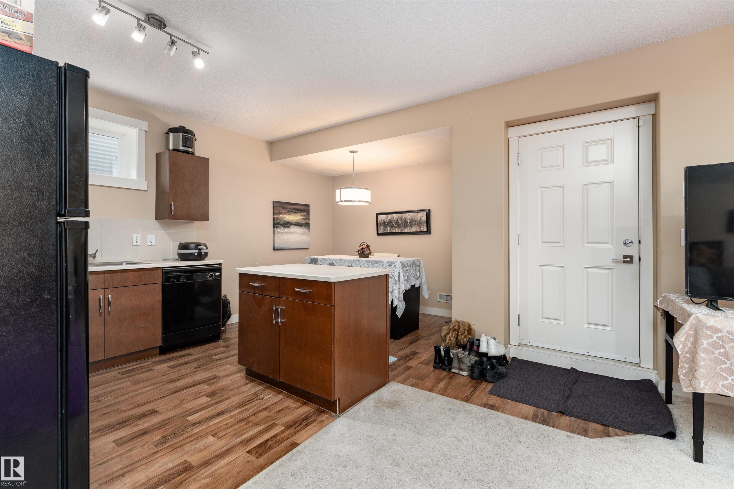 729 37A Avenue, Edmonton, AB - Indoor Photo Showing Kitchen
