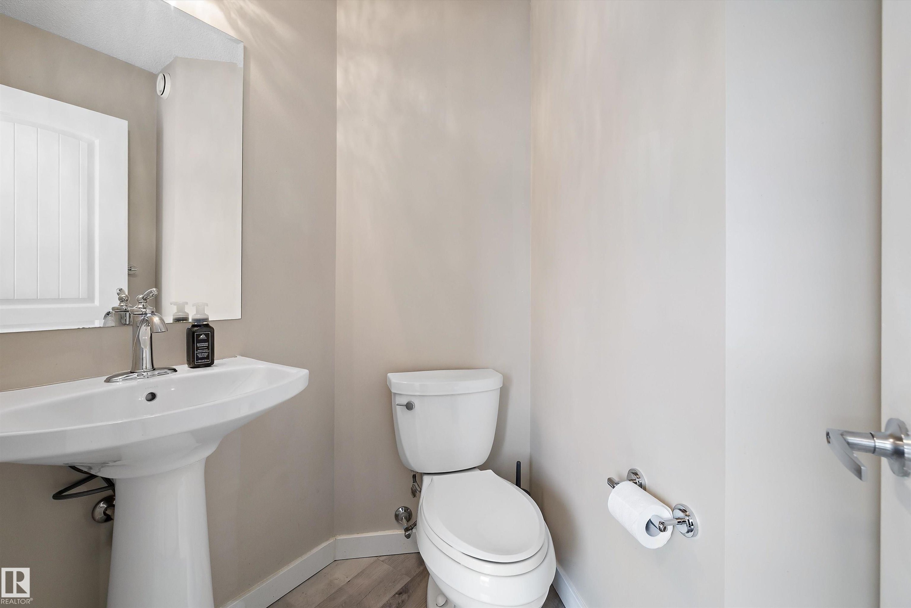 2914 18A Avenue, Edmonton, AB - Indoor Photo Showing Bathroom