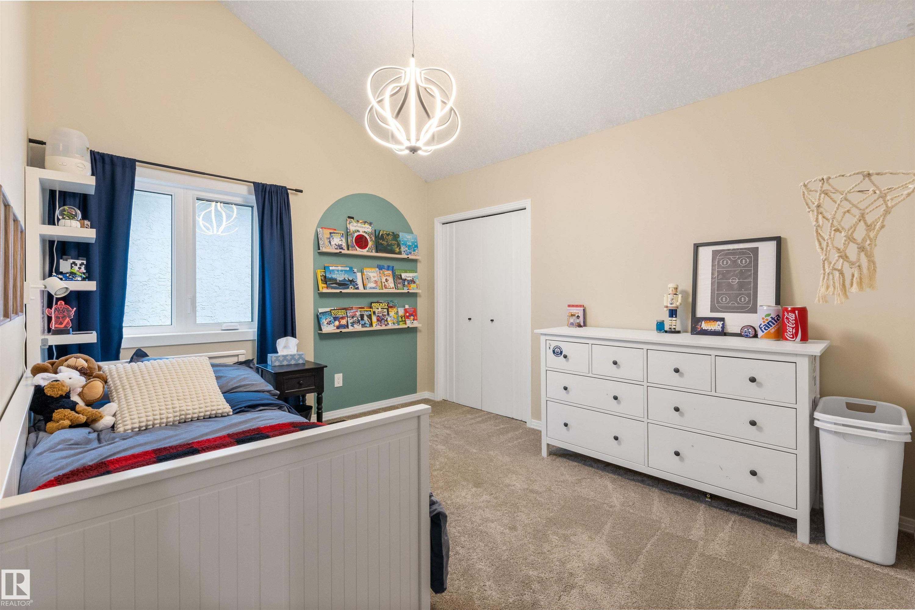 Vaulted ceiling with a contemporary light fixture, dual windows, built-in shelving, carpet flooring, and a double-door closet - 10 Everest Crescent, St. Albert, AB