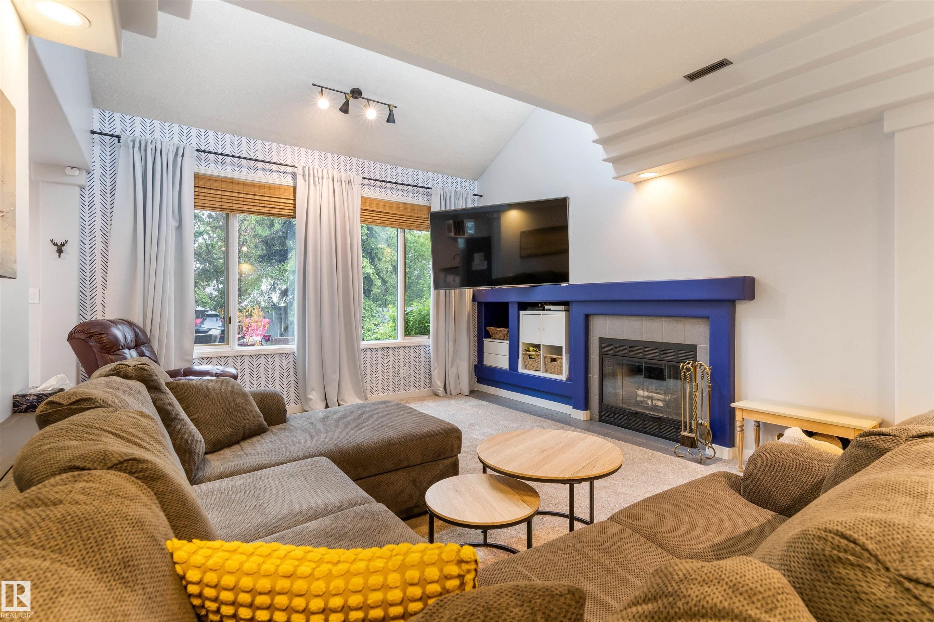 Living area featuring a vaulted ceiling and track lighting - 10 Everest Crescent, St. Albert, AB
