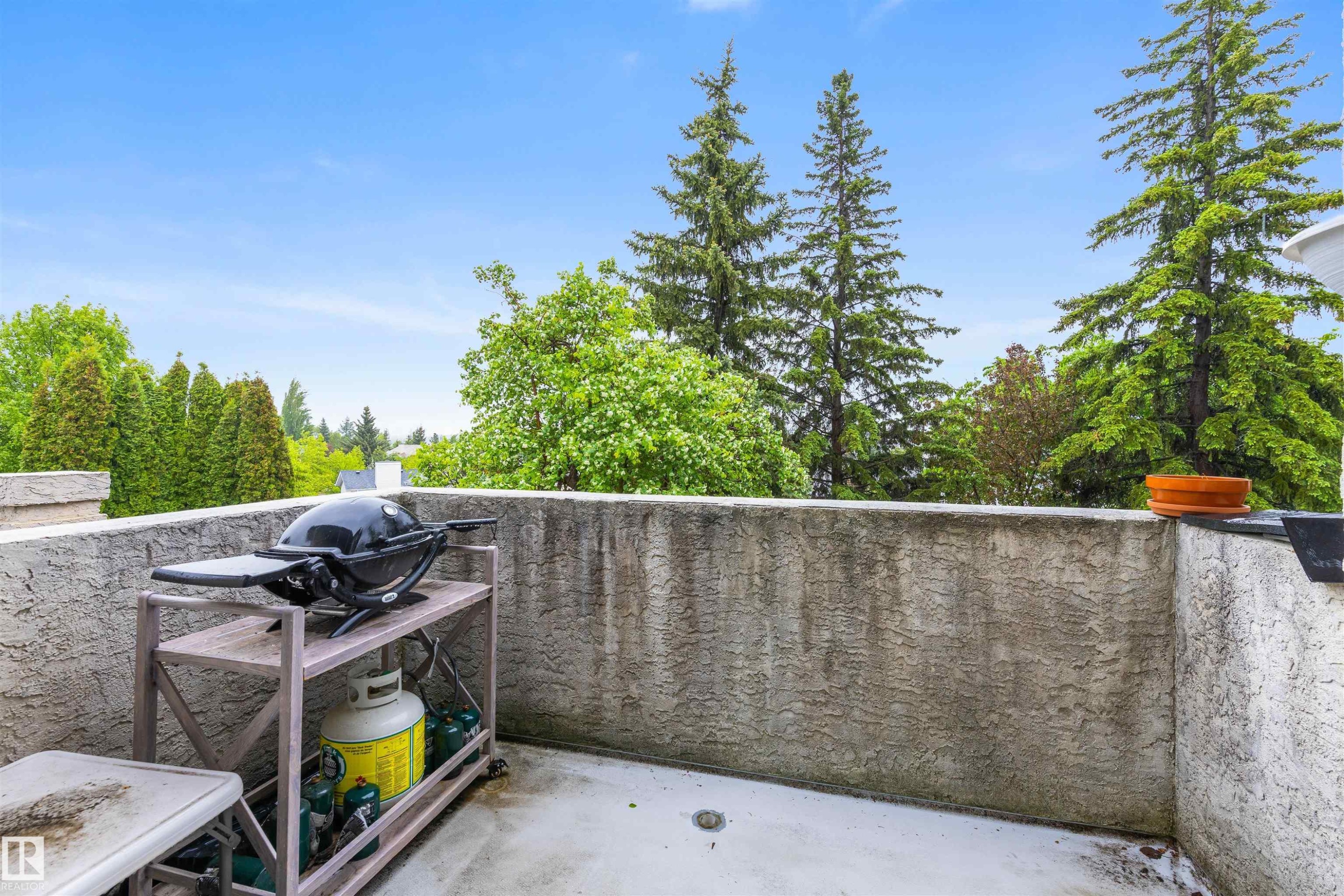 Outdoor balcony featuring concrete flooring and textured stucco walls - 10 Everest Crescent, St. Albert, AB