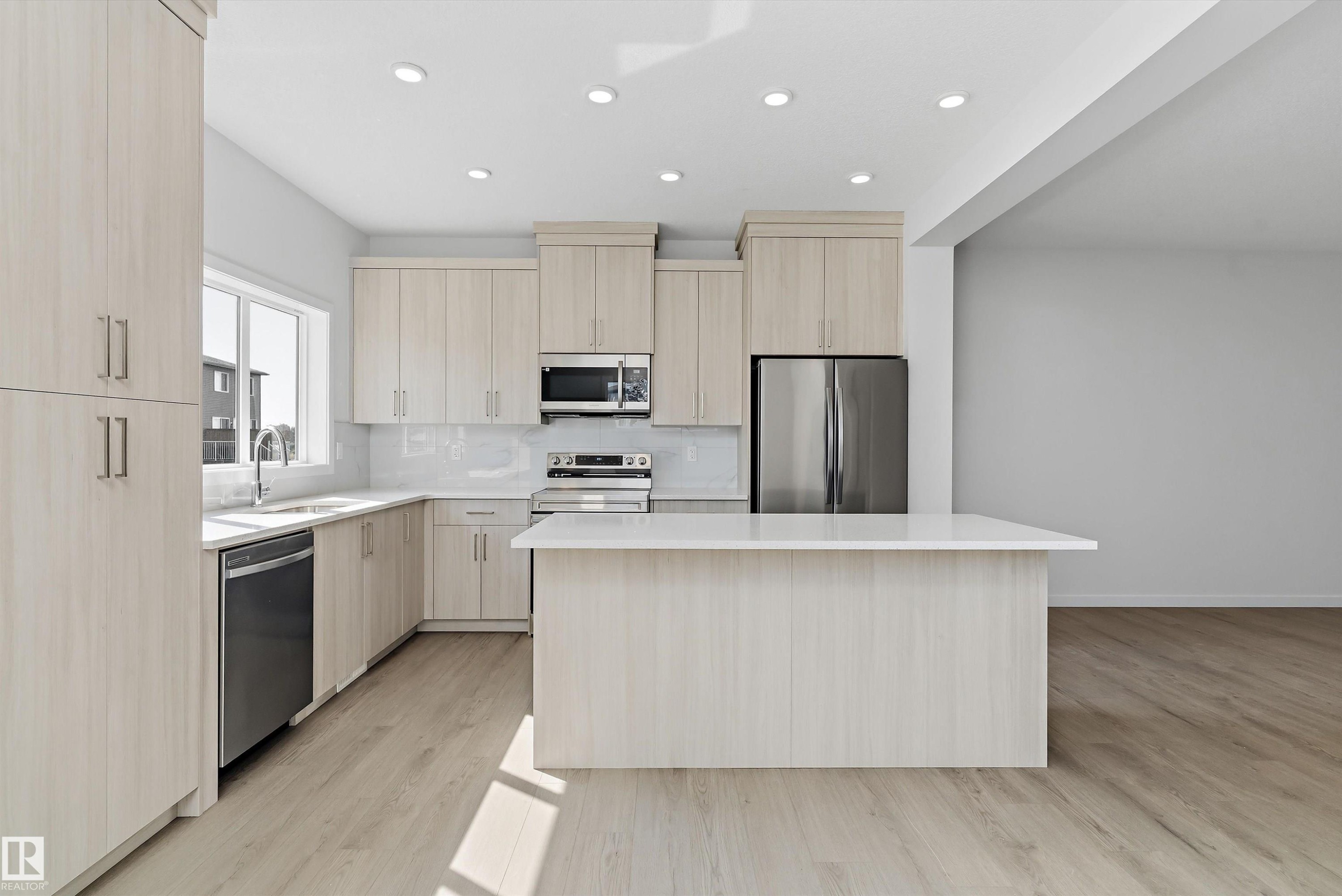 5633 Hawthorn Way Sw, Edmonton, AB - Indoor Photo Showing Kitchen With Upgraded Kitchen