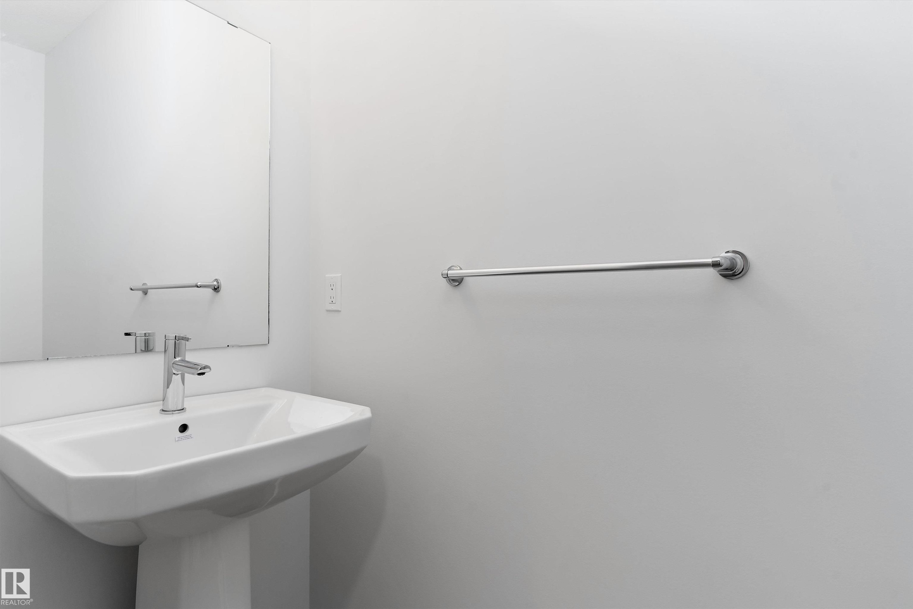 5633 Hawthorn Way Sw, Edmonton, AB - Indoor Photo Showing Bathroom