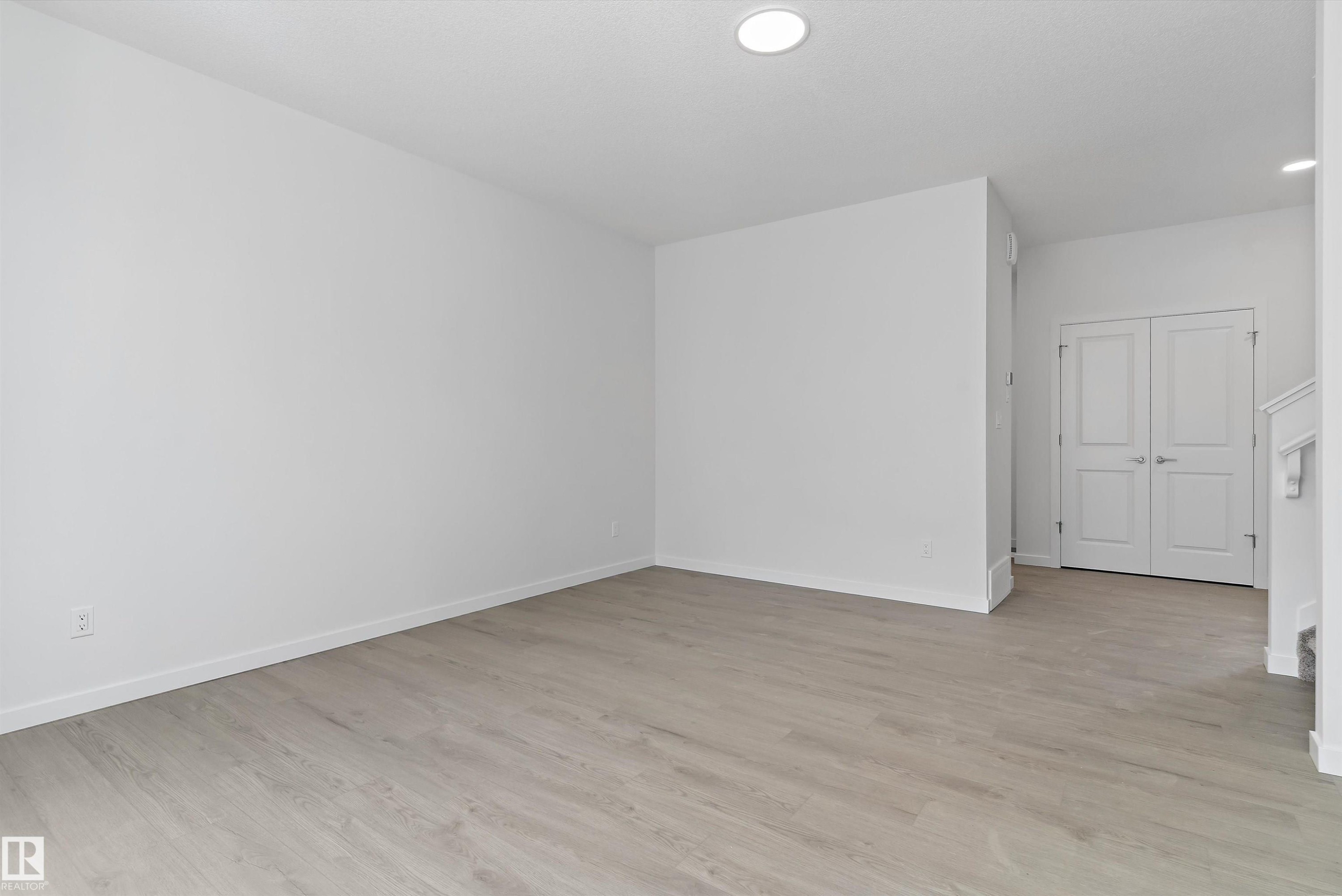 5633 Hawthorn Way Sw, Edmonton, AB - Indoor Photo Showing Other Room