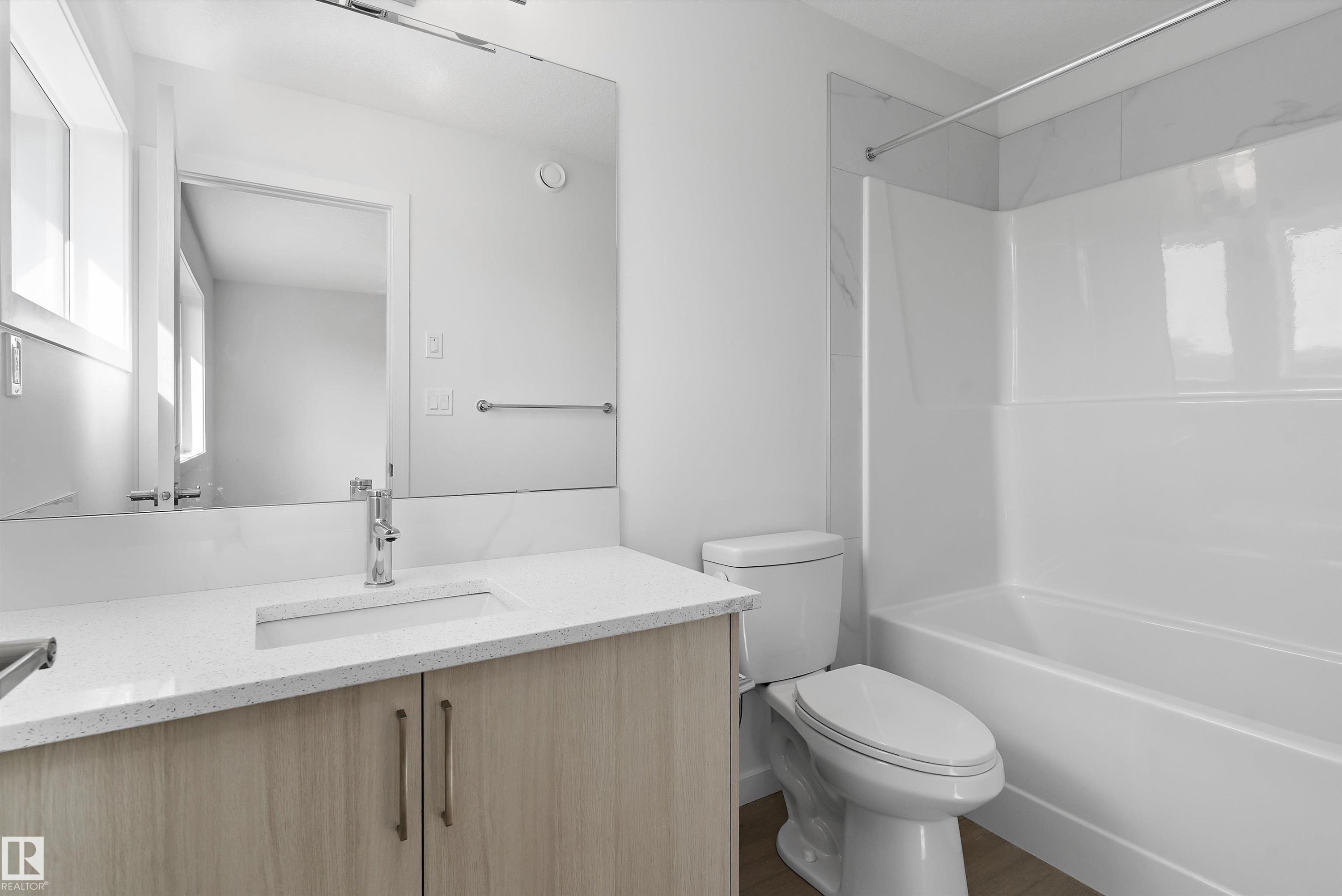 5633 Hawthorn Way Sw, Edmonton, AB - Indoor Photo Showing Bathroom