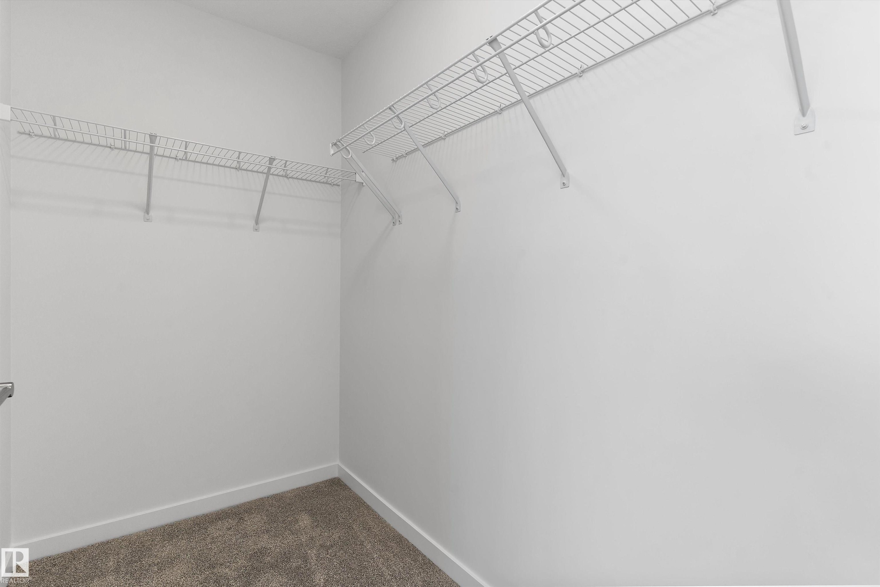 5633 Hawthorn Way Sw, Edmonton, AB - Indoor With Storage