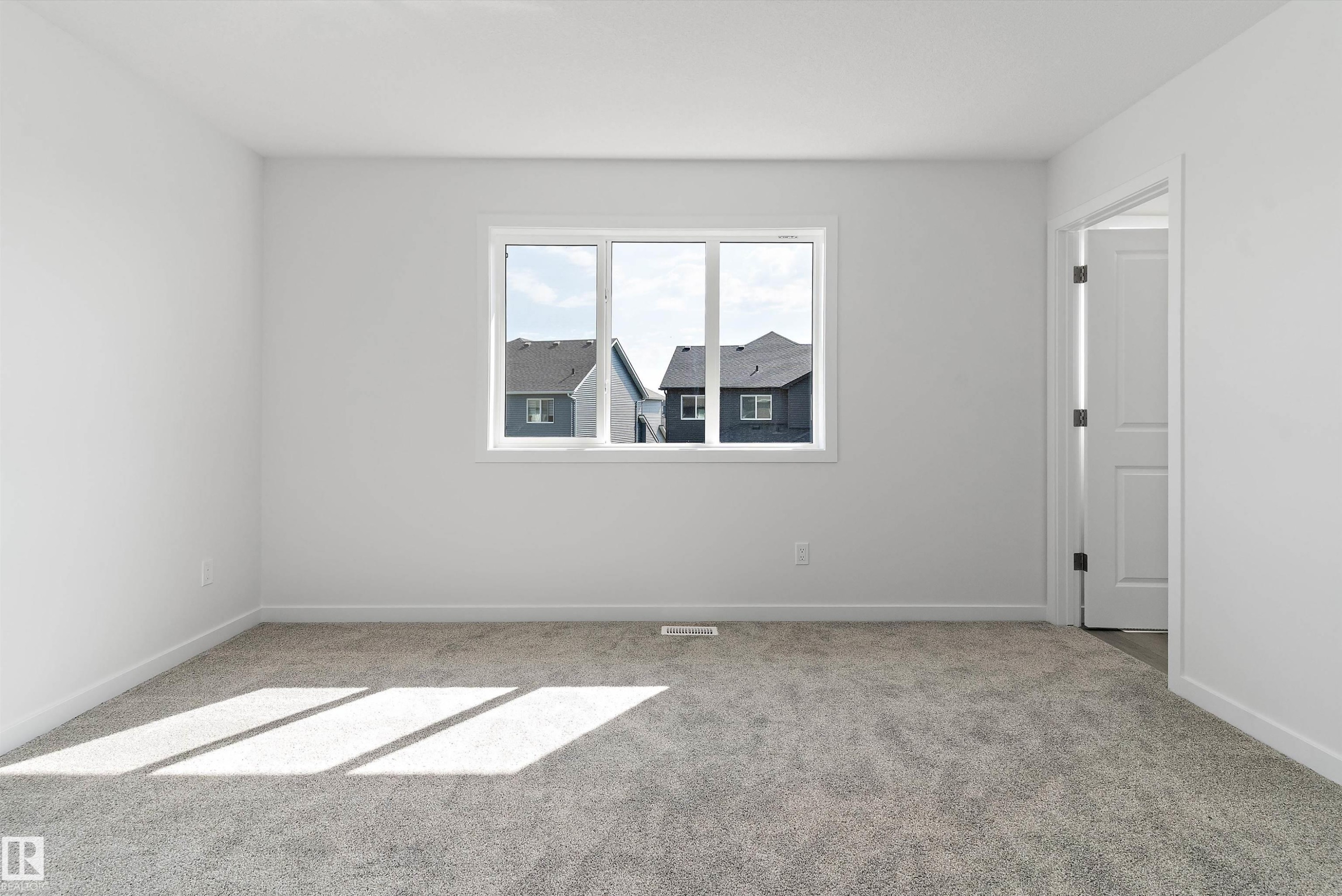 5633 Hawthorn Way Sw, Edmonton, AB - Indoor Photo Showing Other Room