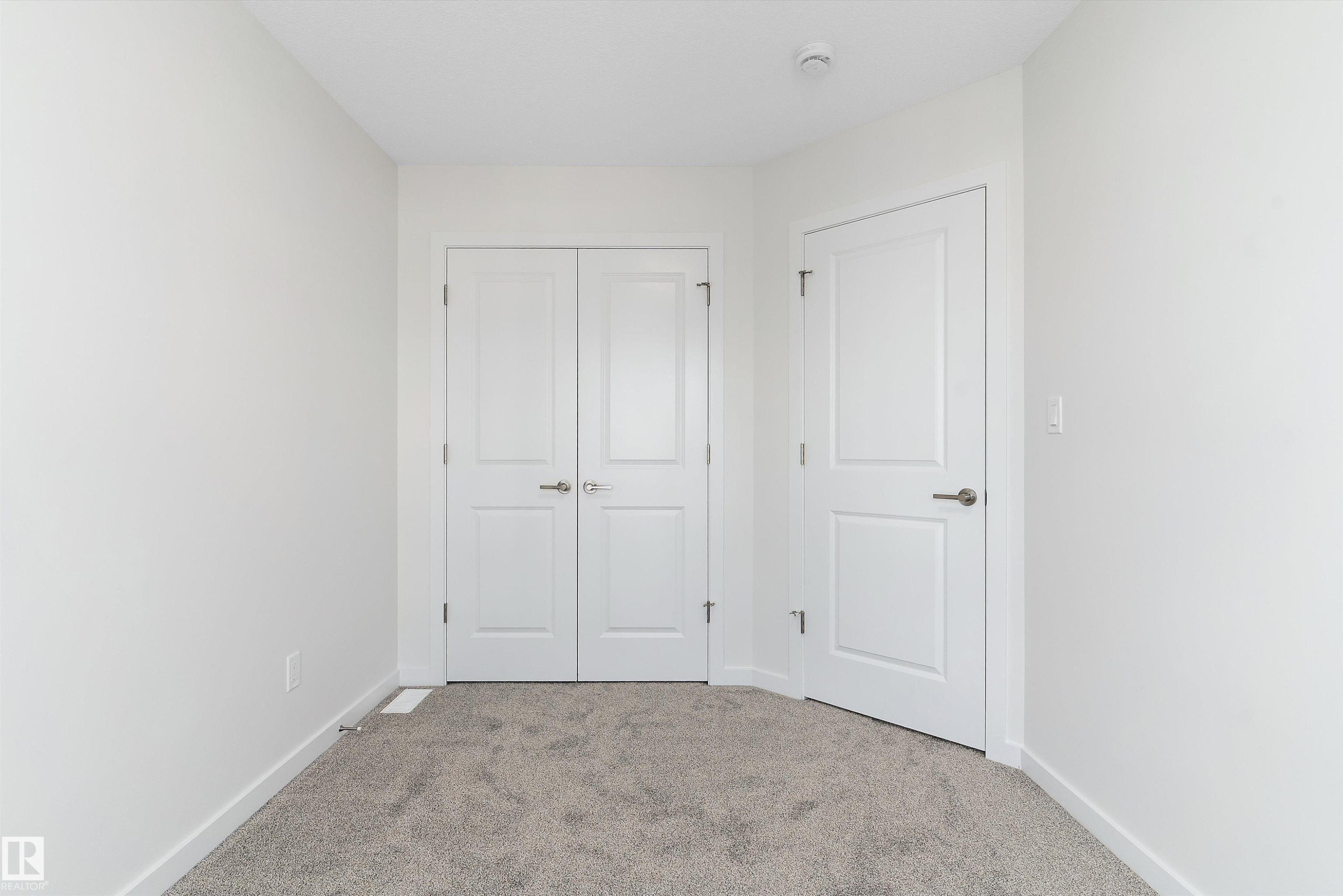 5633 Hawthorn Way Sw, Edmonton, AB - Indoor Photo Showing Other Room
