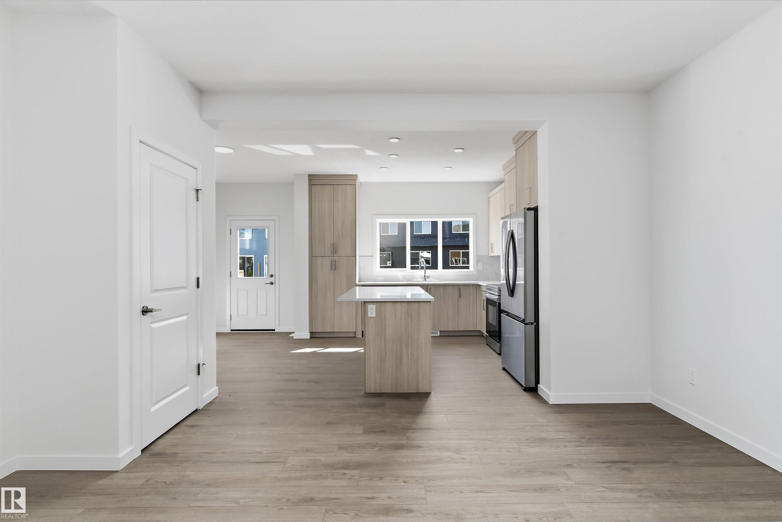 5633 Hawthorn Way Sw, Edmonton, AB - Indoor Photo Showing Kitchen