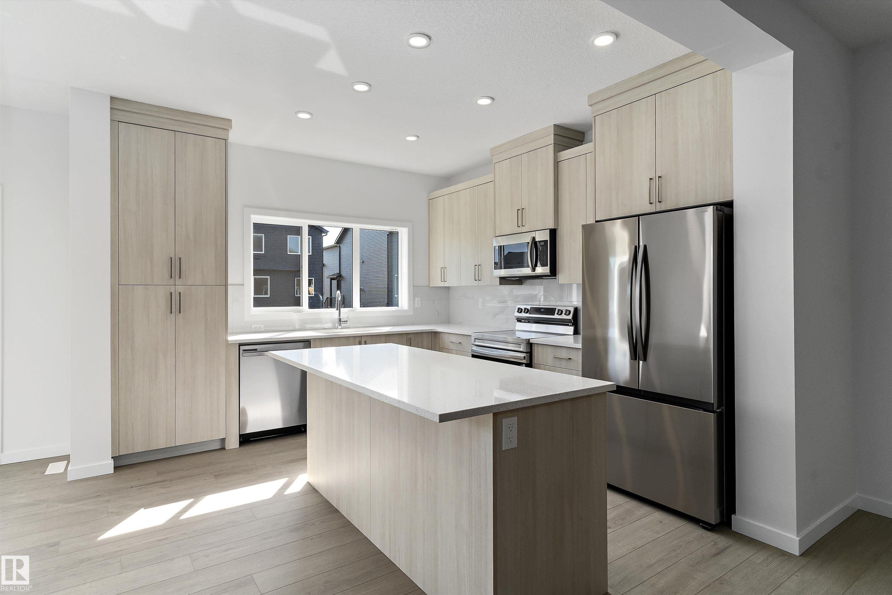 5633 Hawthorn Way Sw, Edmonton, AB - Indoor Photo Showing Kitchen With Upgraded Kitchen