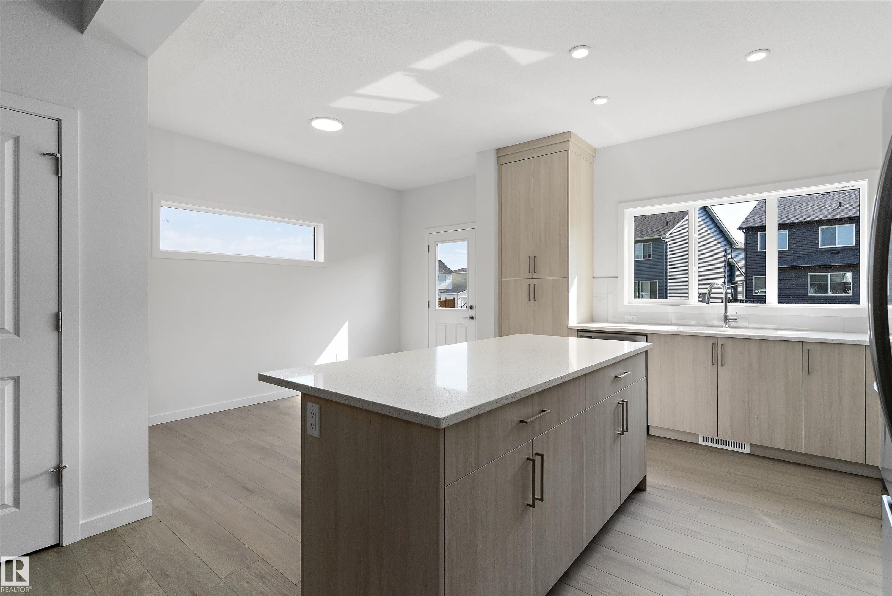 5633 Hawthorn Way Sw, Edmonton, AB - Indoor Photo Showing Other Room