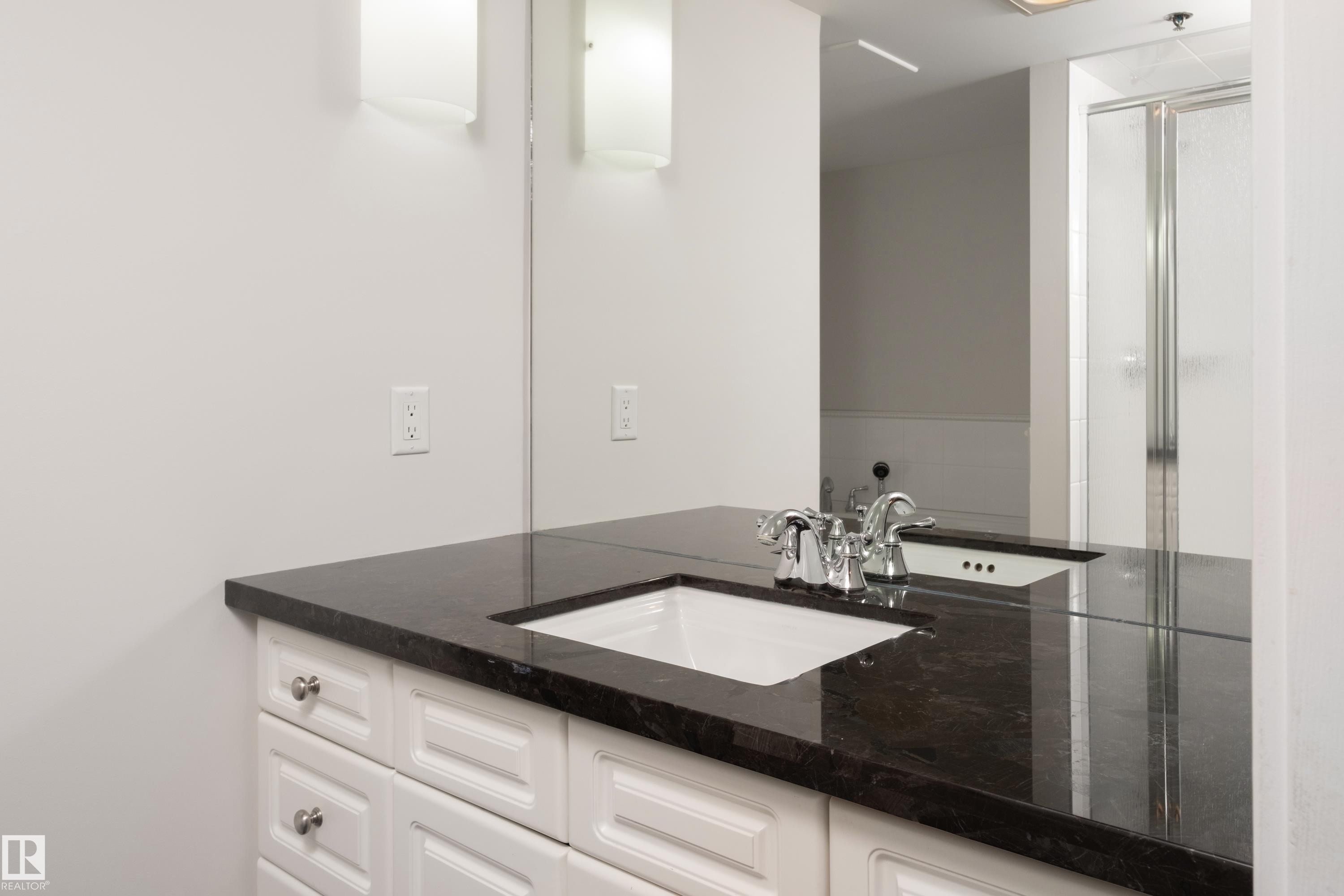 #1402 10731 Saskatchewan Dr Nw, Edmonton, AB - Indoor Photo Showing Bathroom