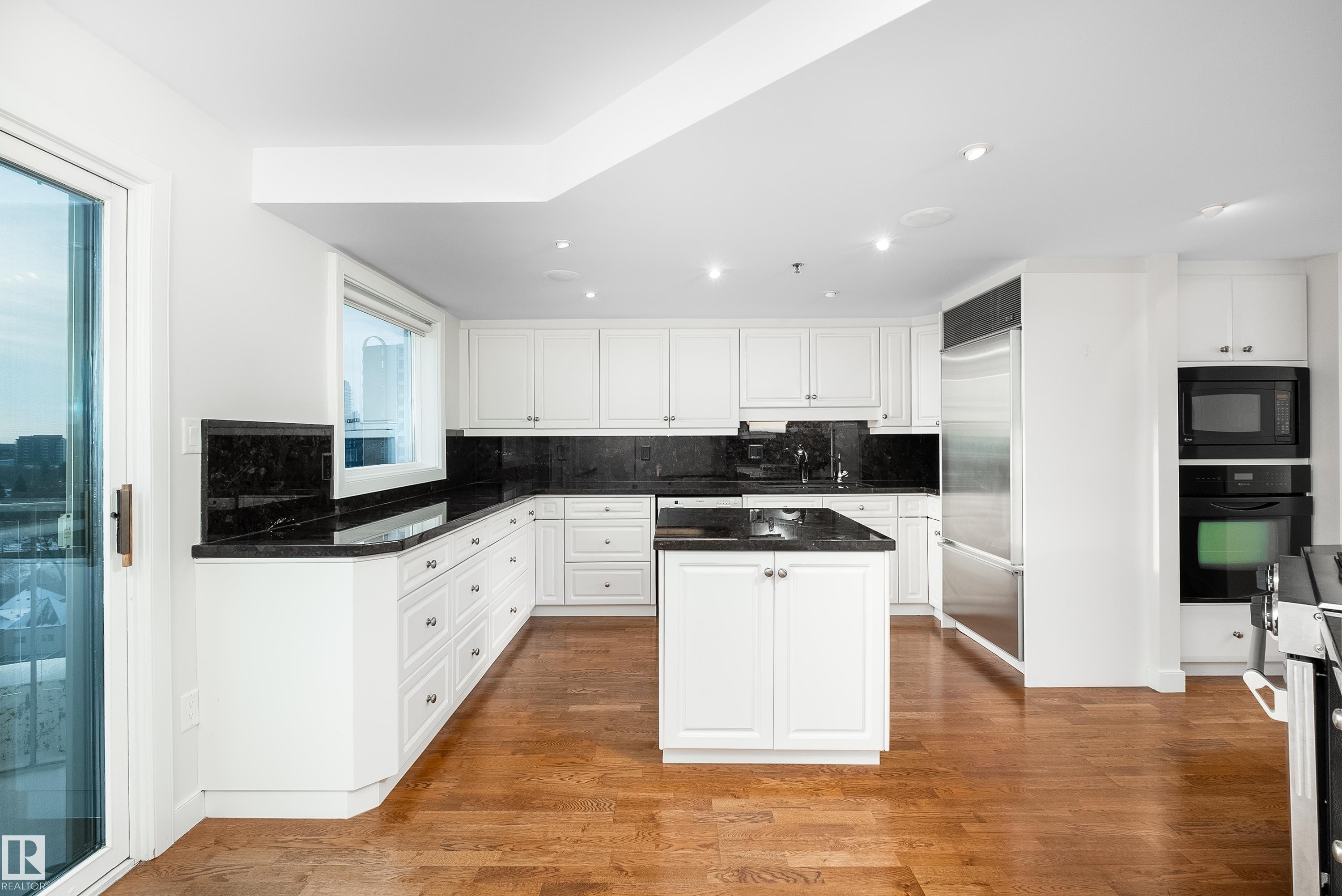 #1402 10731 Saskatchewan Dr Nw, Edmonton, AB - Indoor Photo Showing Kitchen