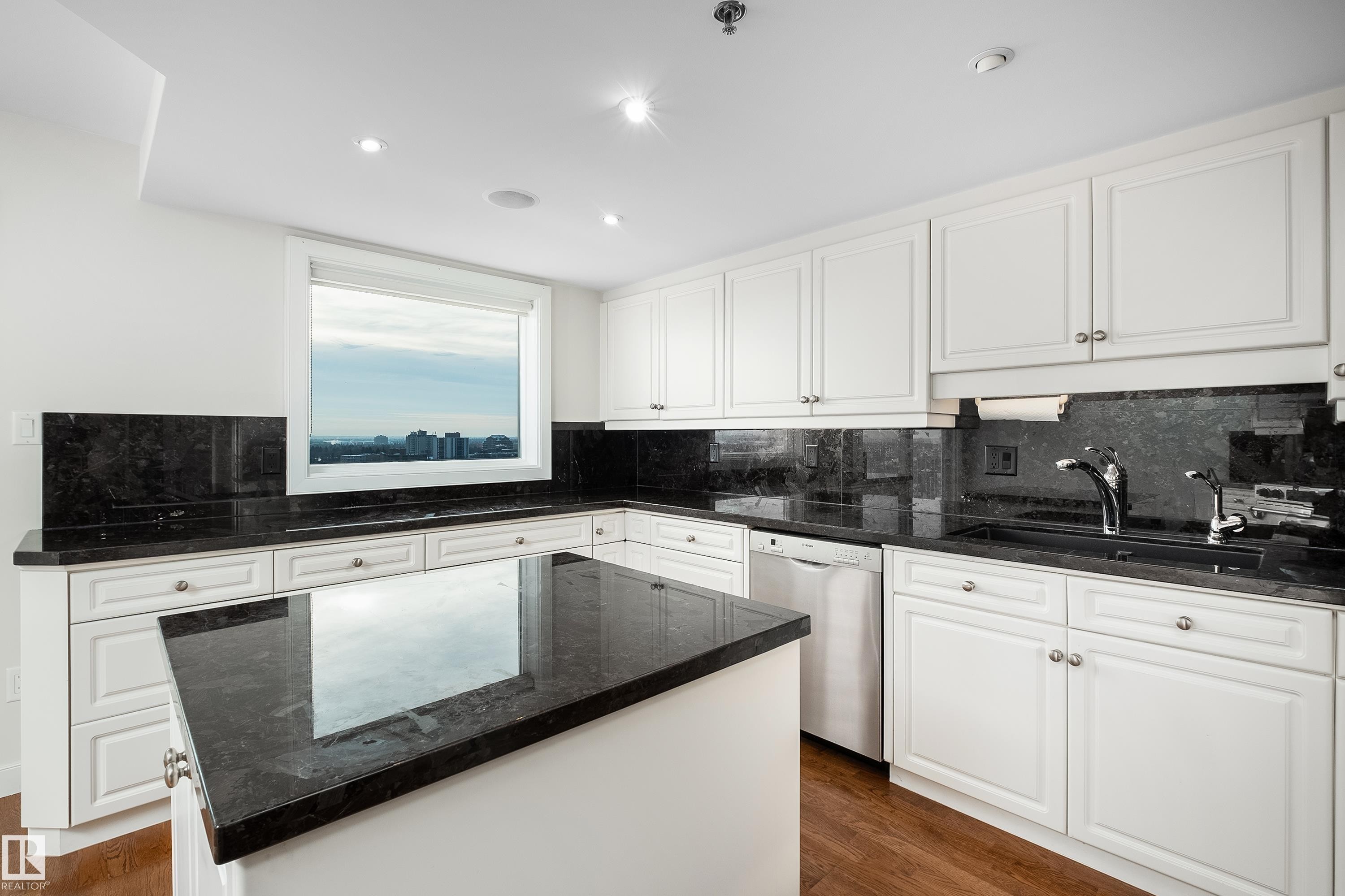 #1402 10731 Saskatchewan Dr Nw, Edmonton, AB - Indoor Photo Showing Kitchen
