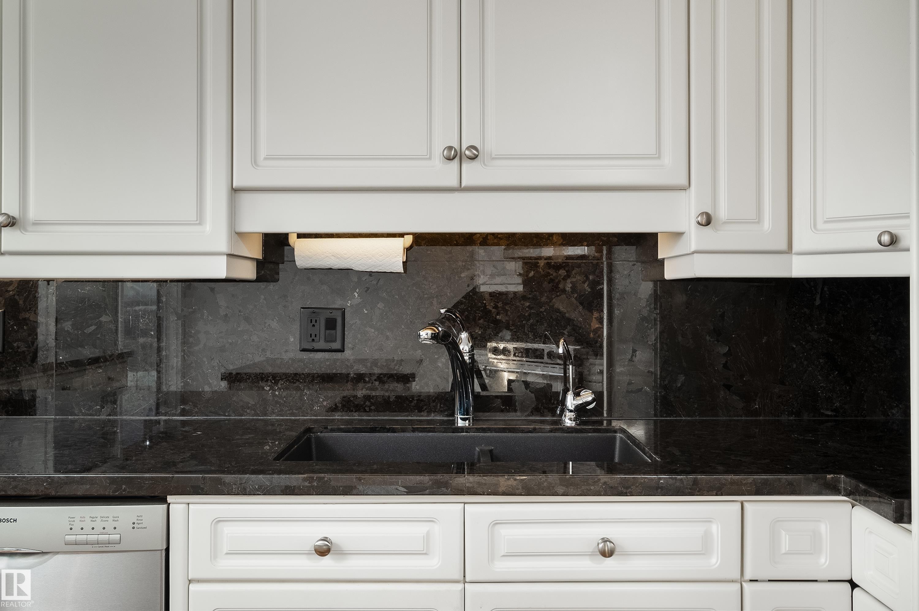 #1402 10731 Saskatchewan Dr Nw, Edmonton, AB - Indoor Photo Showing Kitchen