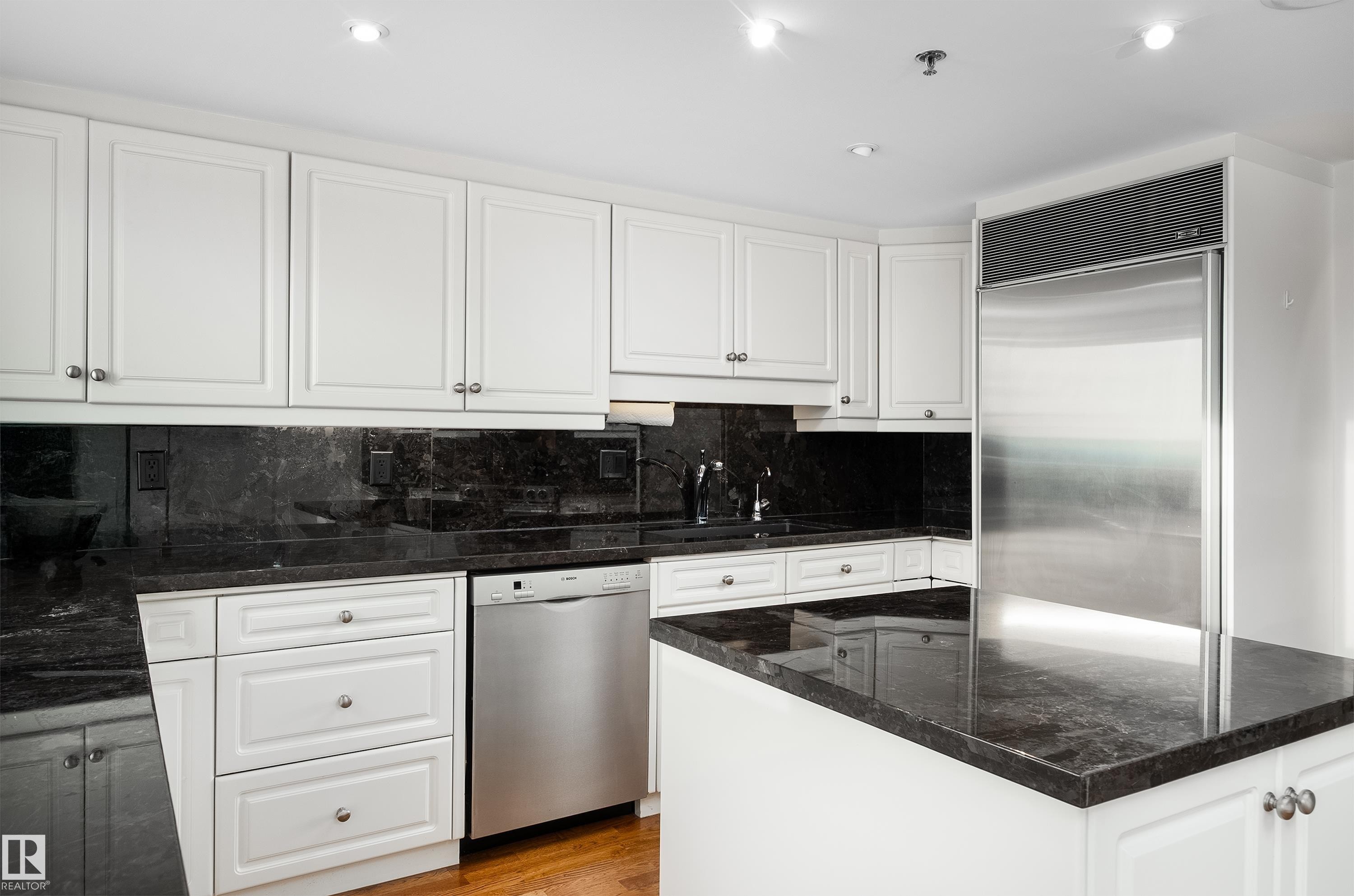 #1402 10731 Saskatchewan Dr Nw, Edmonton, AB - Indoor Photo Showing Kitchen