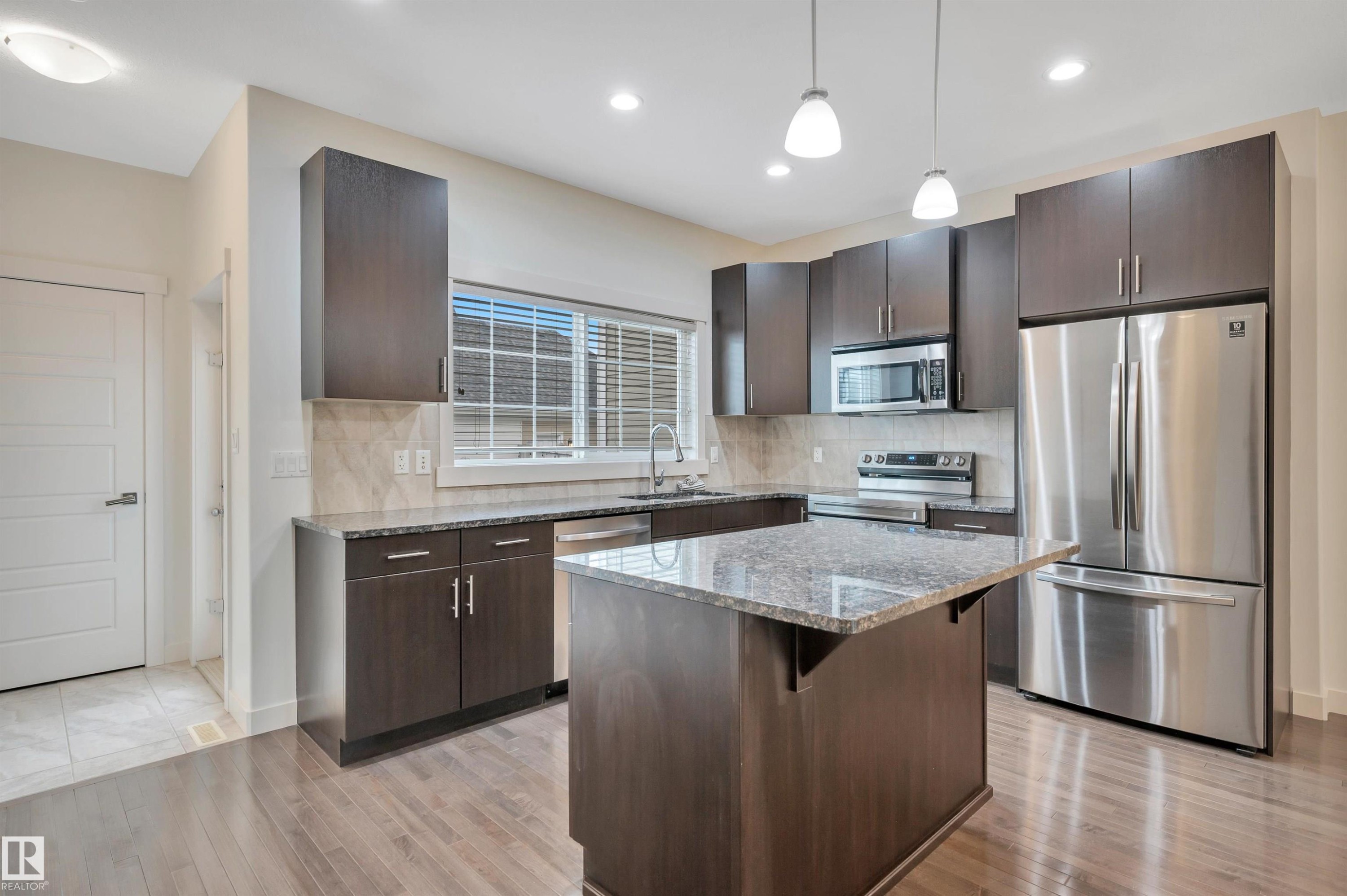 908 Valour Way, Edmonton, AB - Indoor Photo Showing Kitchen With Upgraded Kitchen