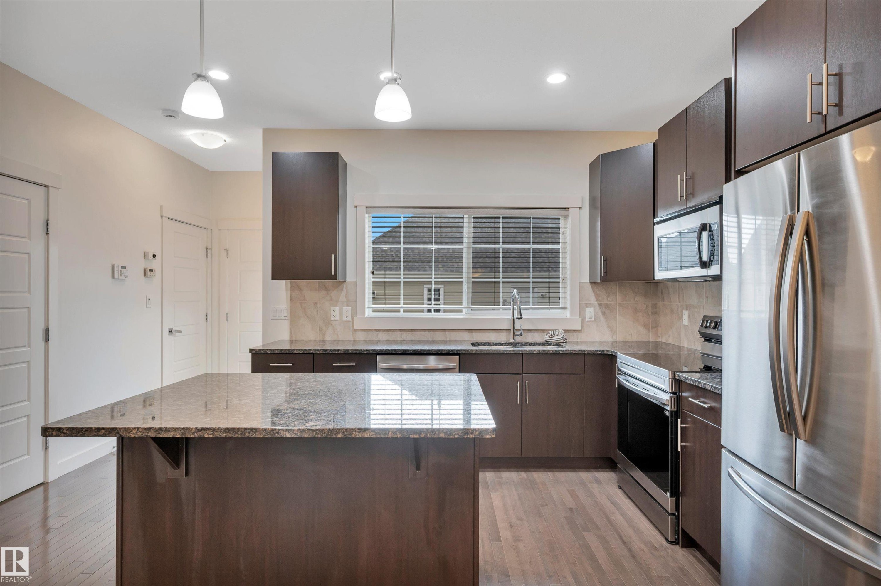 908 Valour Way, Edmonton, AB - Indoor Photo Showing Kitchen With Upgraded Kitchen