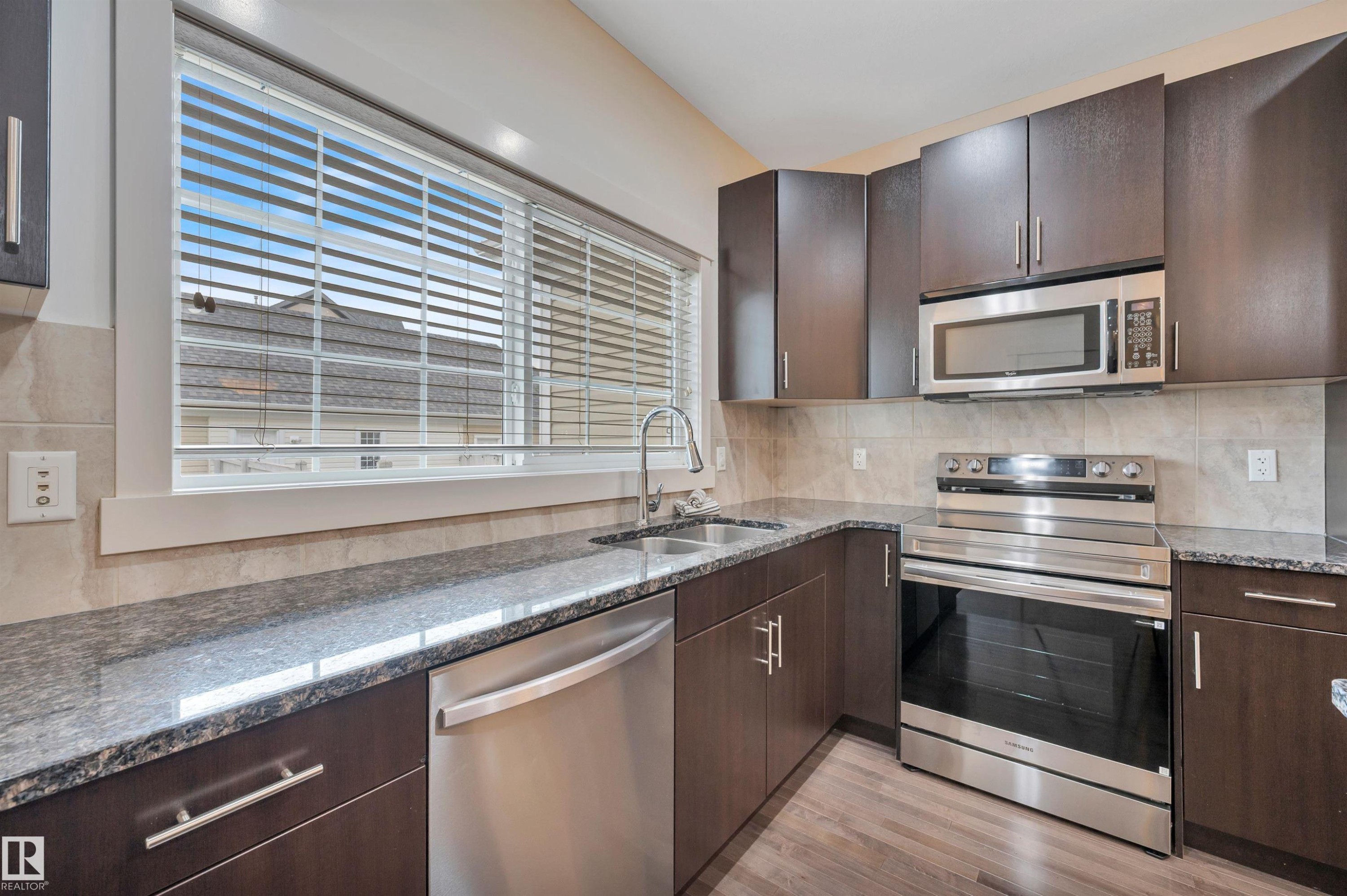 908 Valour Way, Edmonton, AB - Indoor Photo Showing Kitchen With Double Sink