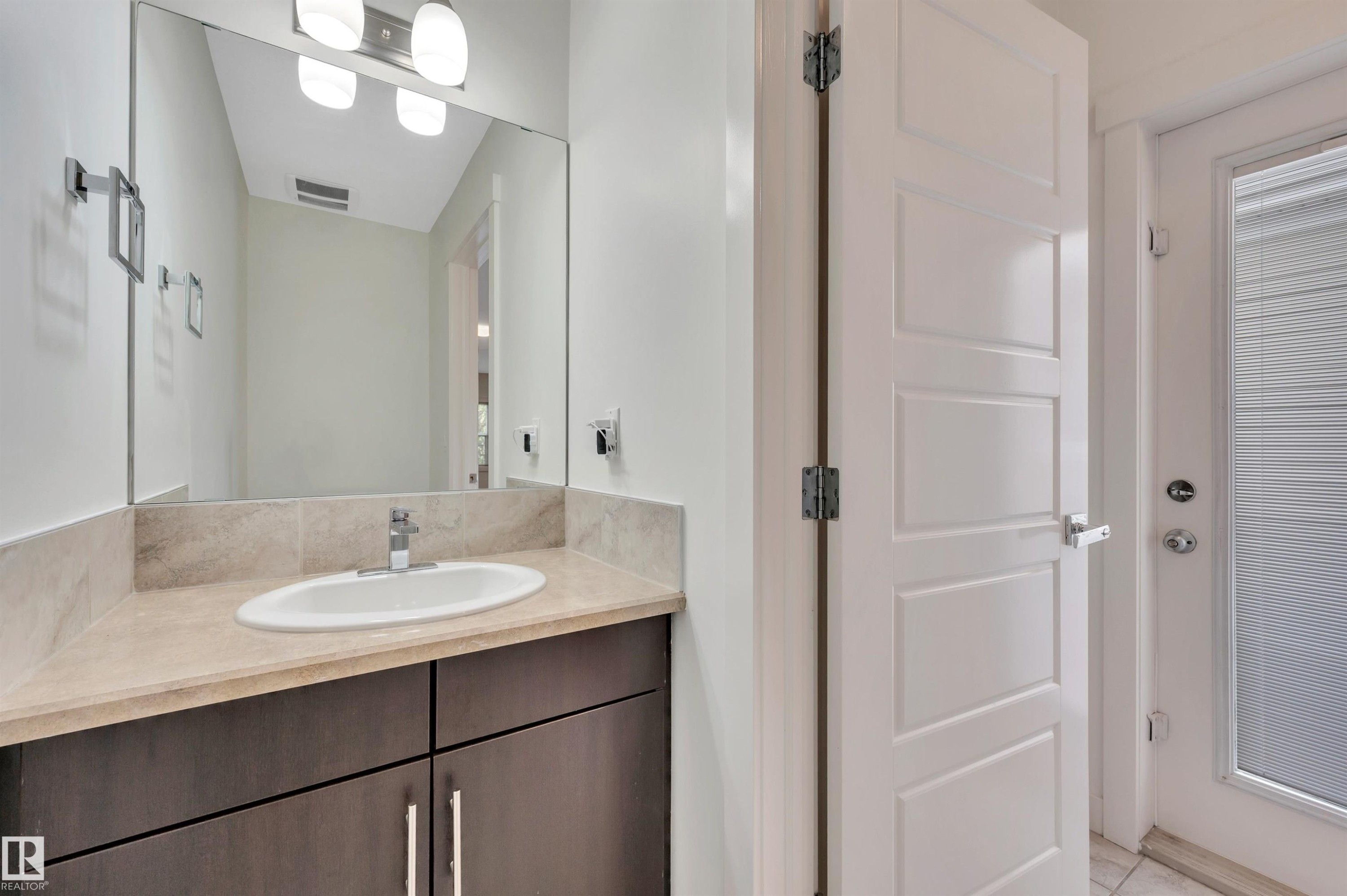 908 Valour Way, Edmonton, AB - Indoor Photo Showing Bathroom