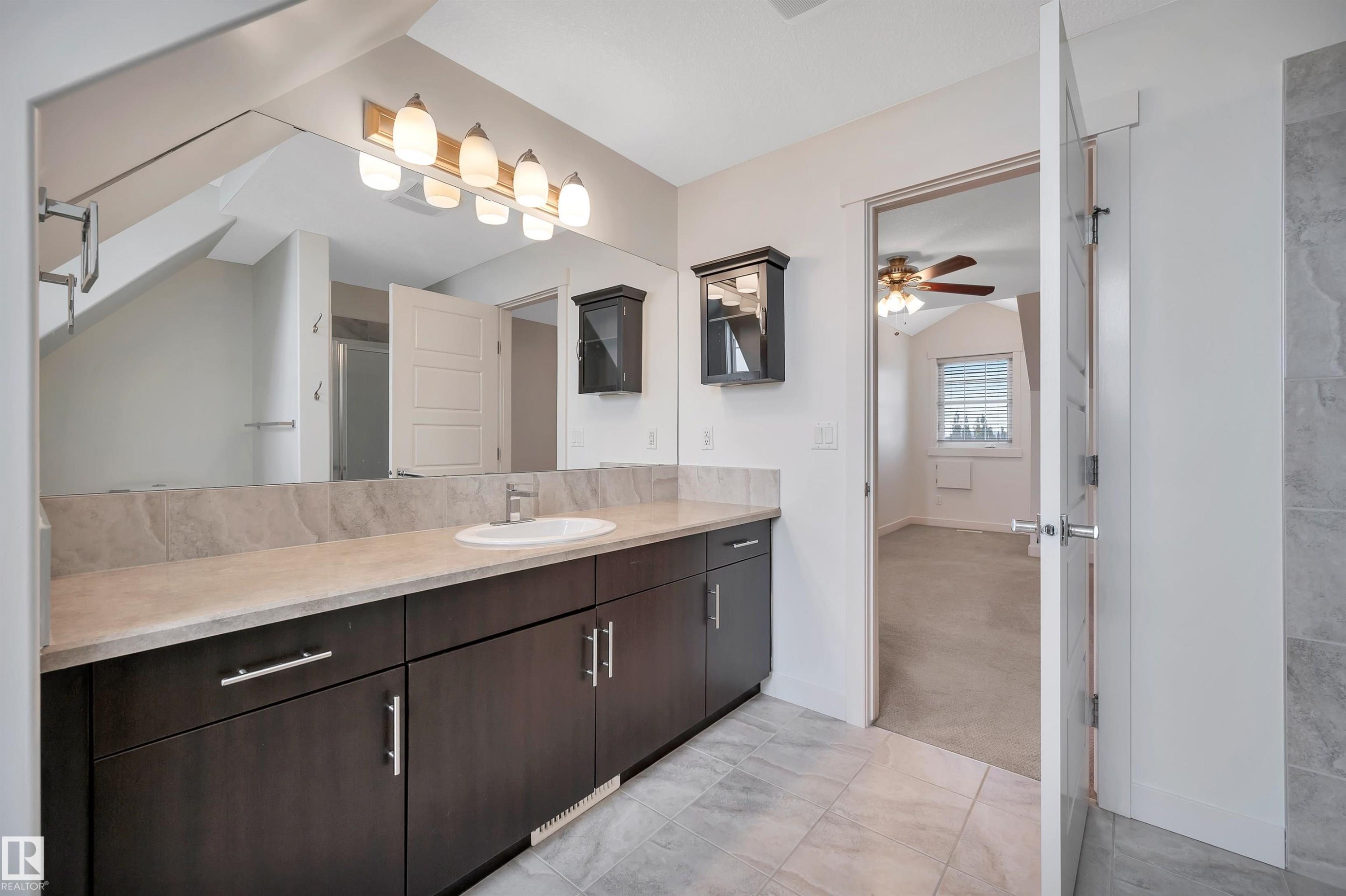 908 Valour Way, Edmonton, AB - Indoor Photo Showing Bathroom