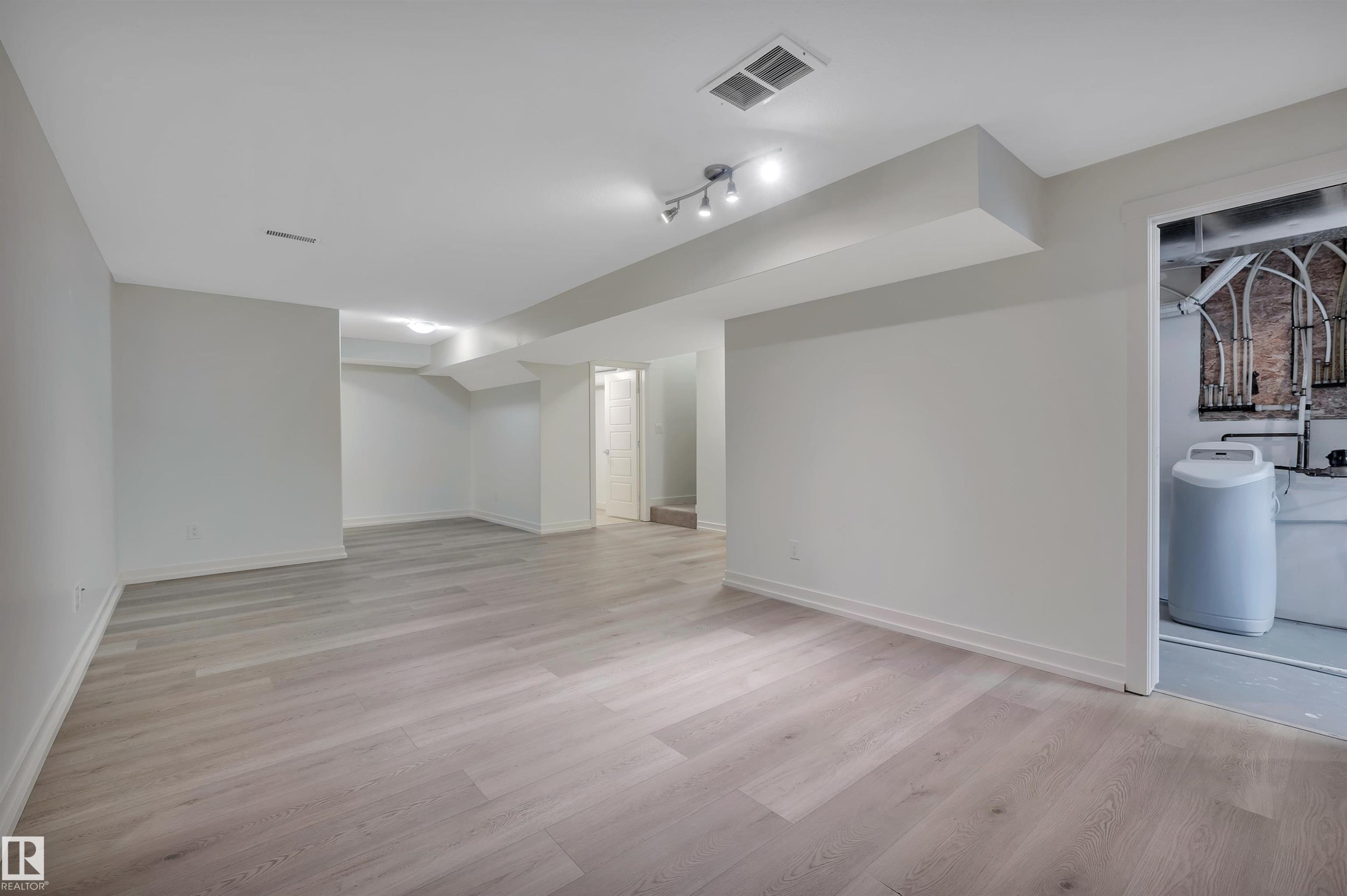 908 Valour Way, Edmonton, AB - Indoor Photo Showing Laundry Room