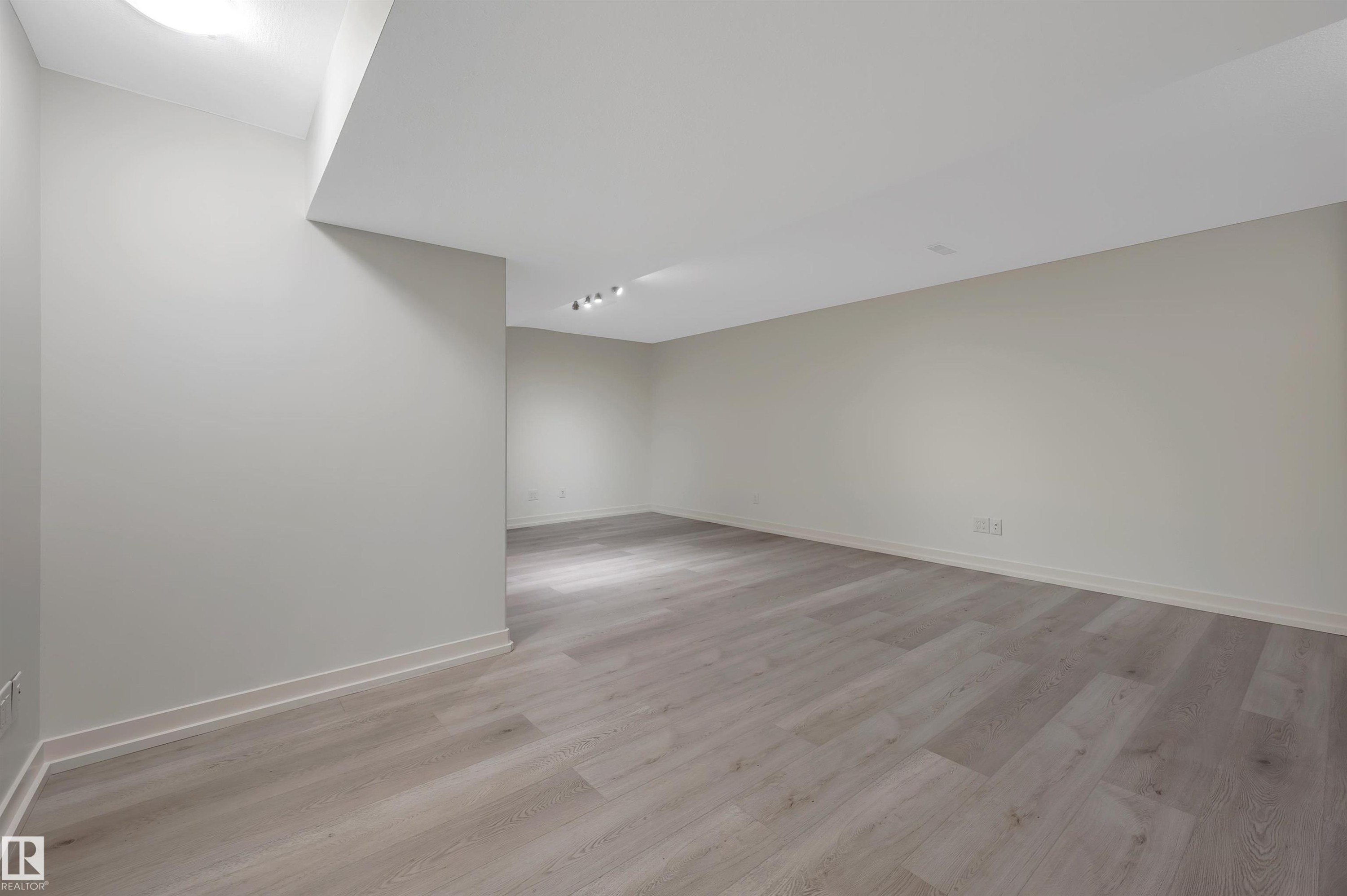 908 Valour Way, Edmonton, AB - Indoor Photo Showing Other Room