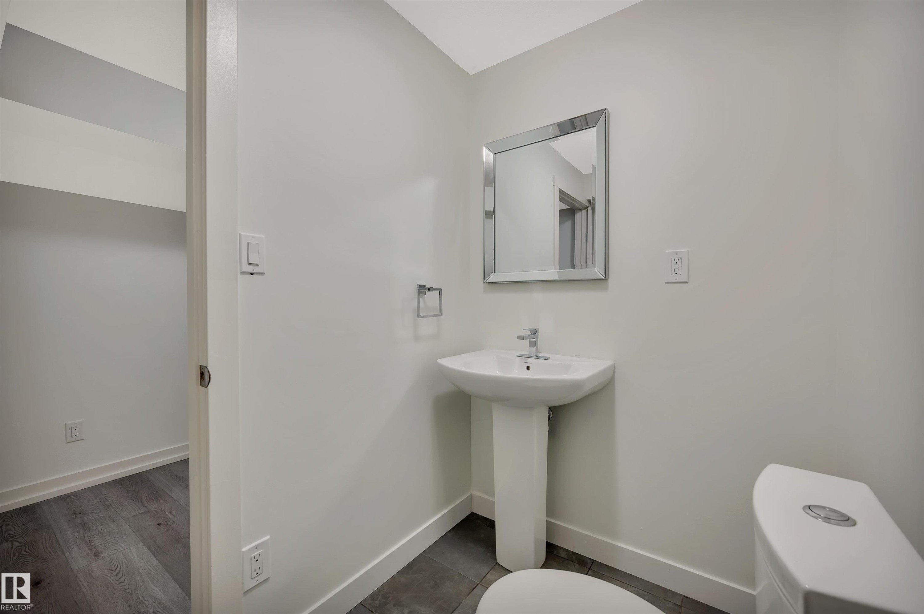 908 Valour Way, Edmonton, AB - Indoor Photo Showing Bathroom