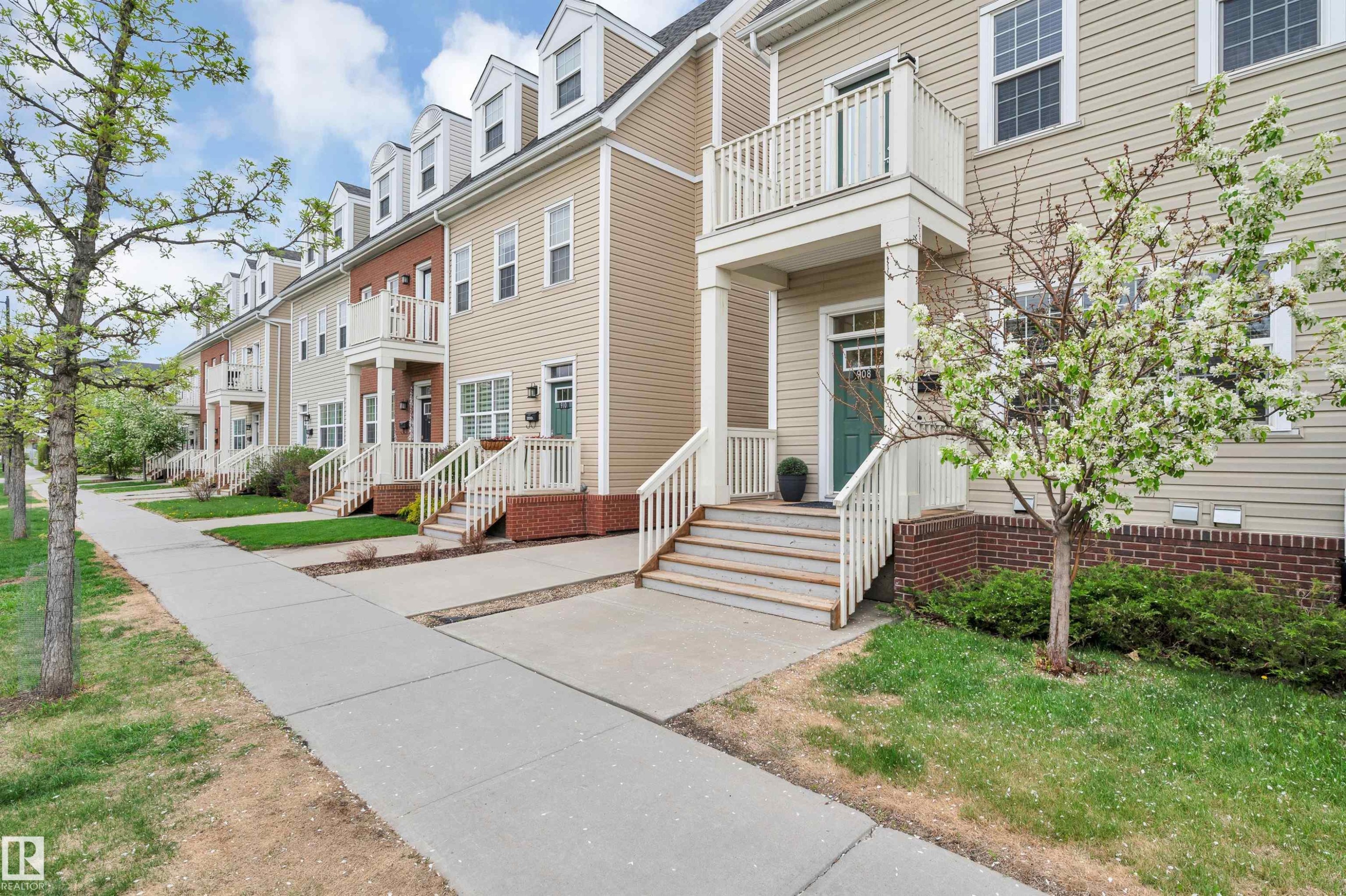 908 Valour Way, Edmonton, AB - Outdoor With Balcony With Facade