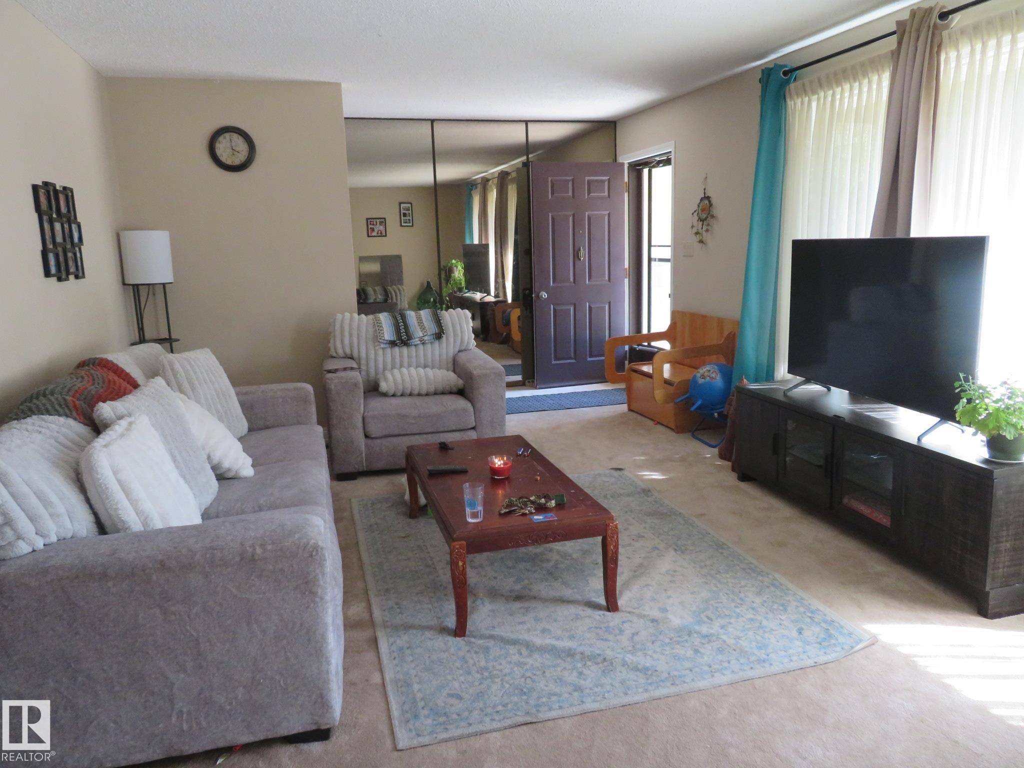 Living space featuring carpet flooring and light-toned wall paint - 10720 57 Avenue Nw, Edmonton, AB - Indoor Photo Showing Living Room