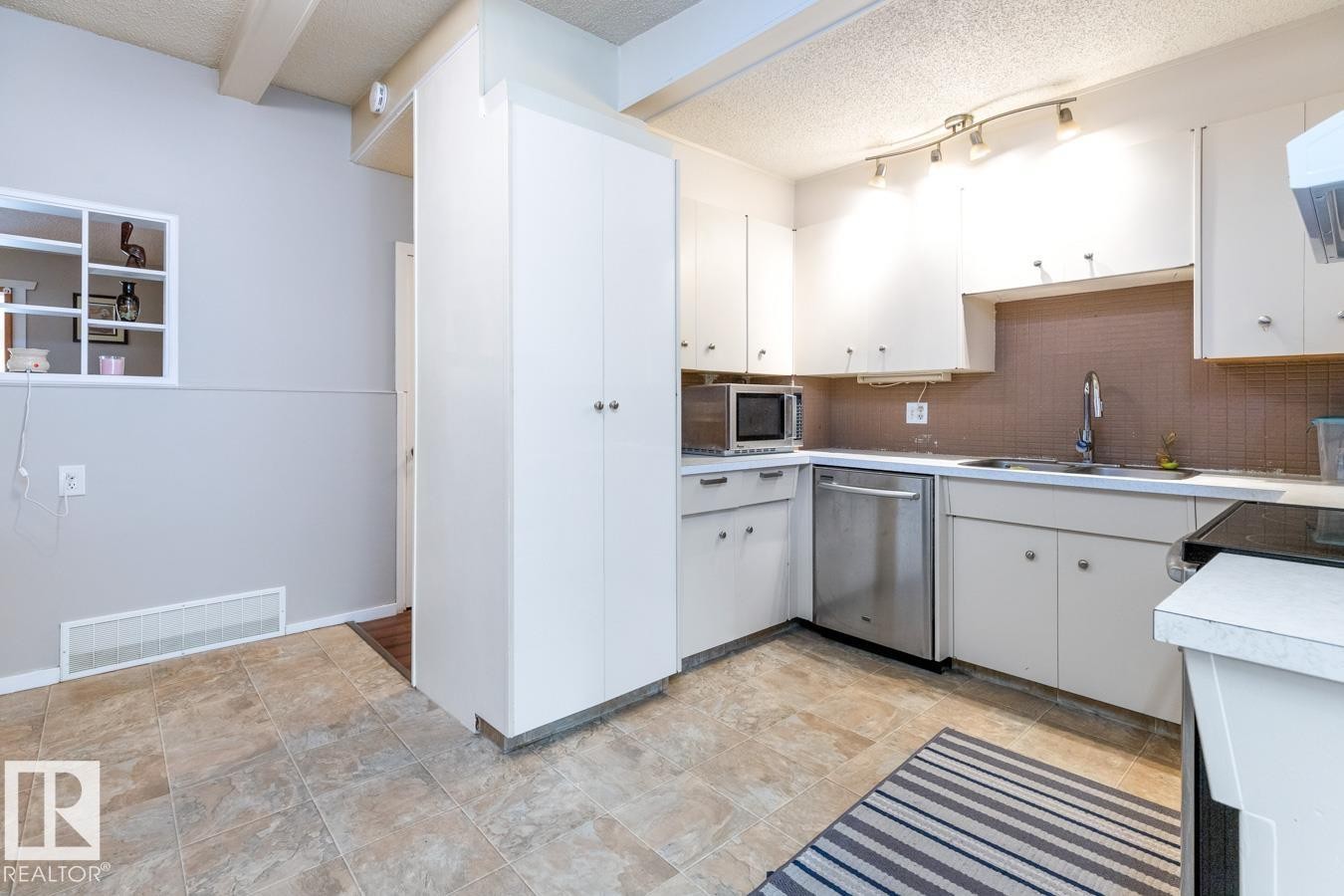 6303 89 Avenue Nw, Edmonton, AB - Indoor Photo Showing Kitchen