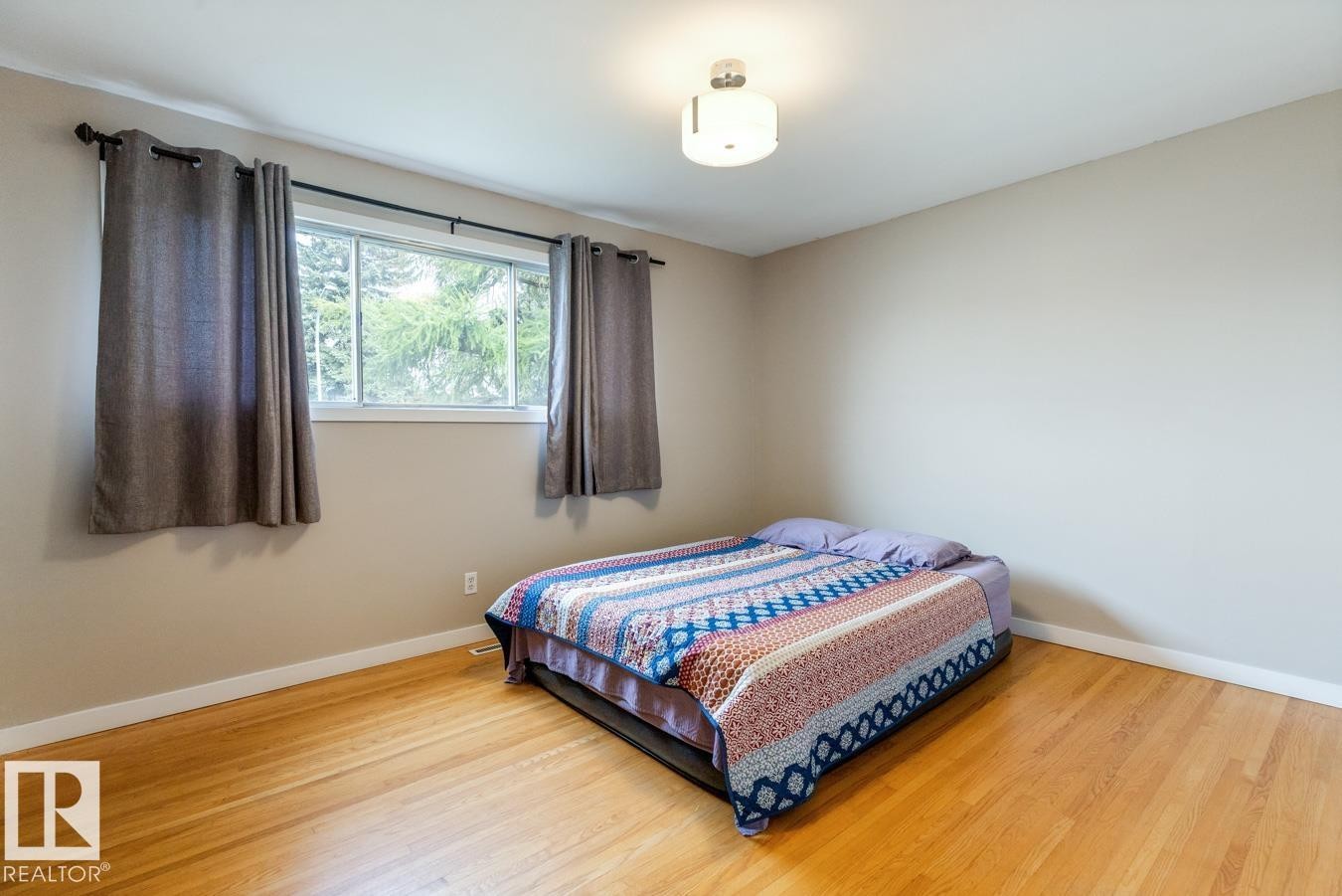 6303 89 Avenue Nw, Edmonton, AB - Indoor Photo Showing Bedroom