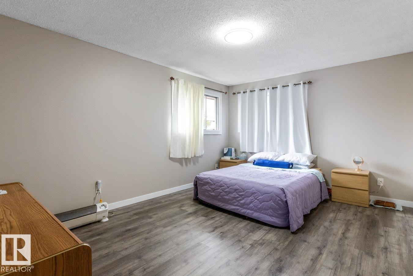 6303 89 Avenue Nw, Edmonton, AB - Indoor Photo Showing Bedroom