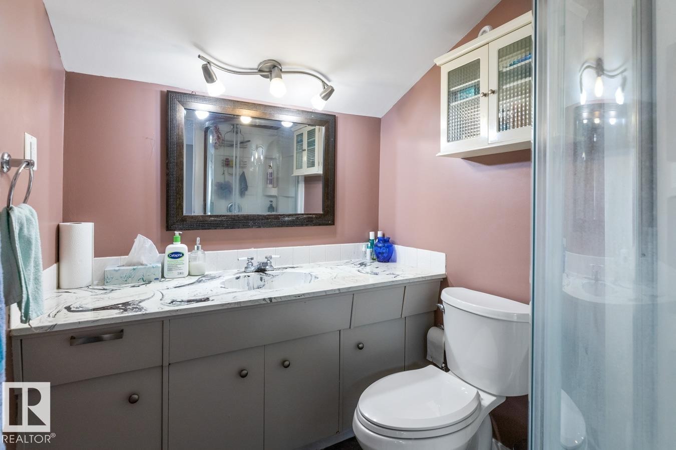 6303 89 Avenue Nw, Edmonton, AB - Indoor Photo Showing Bathroom